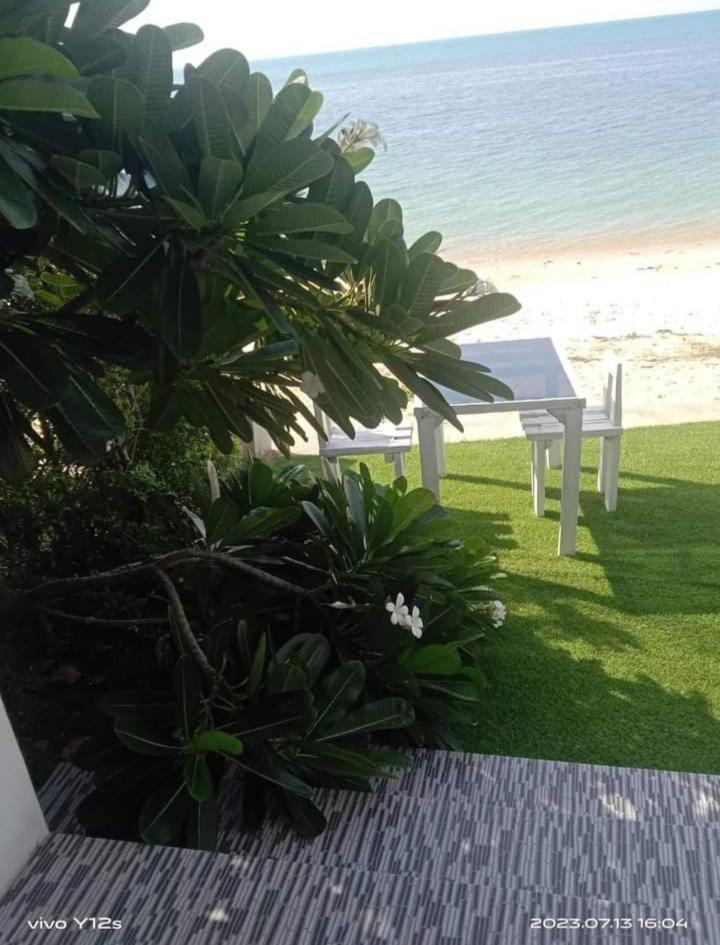 Two-Bedroom Beachfront Villa - Photo 8