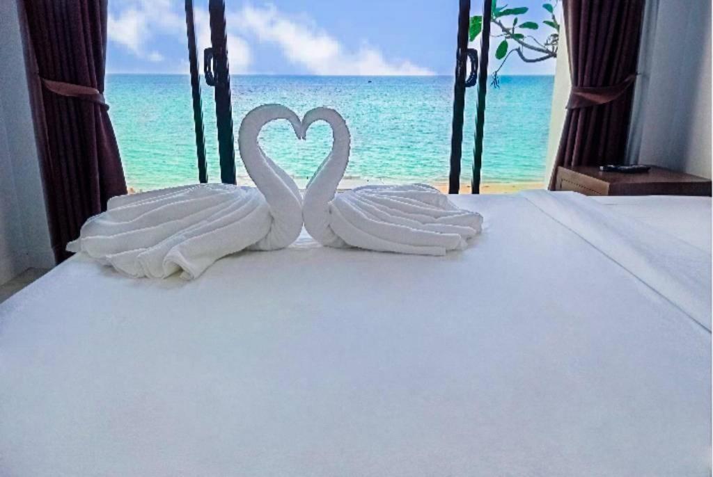 Two-Bedroom Beachfront Villa - Photo 9