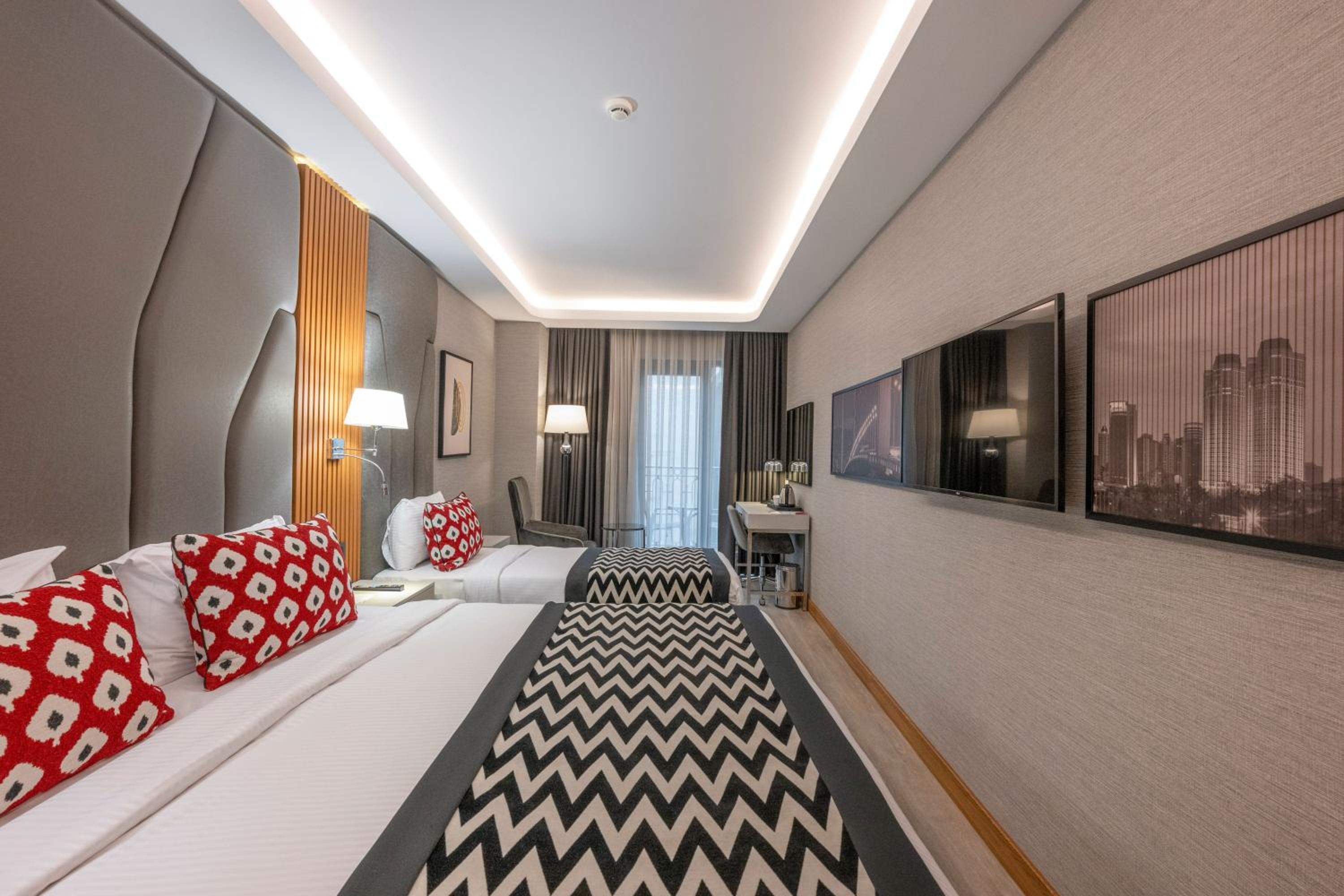 Deluxe Triple Room with Balcony thumbnail 5