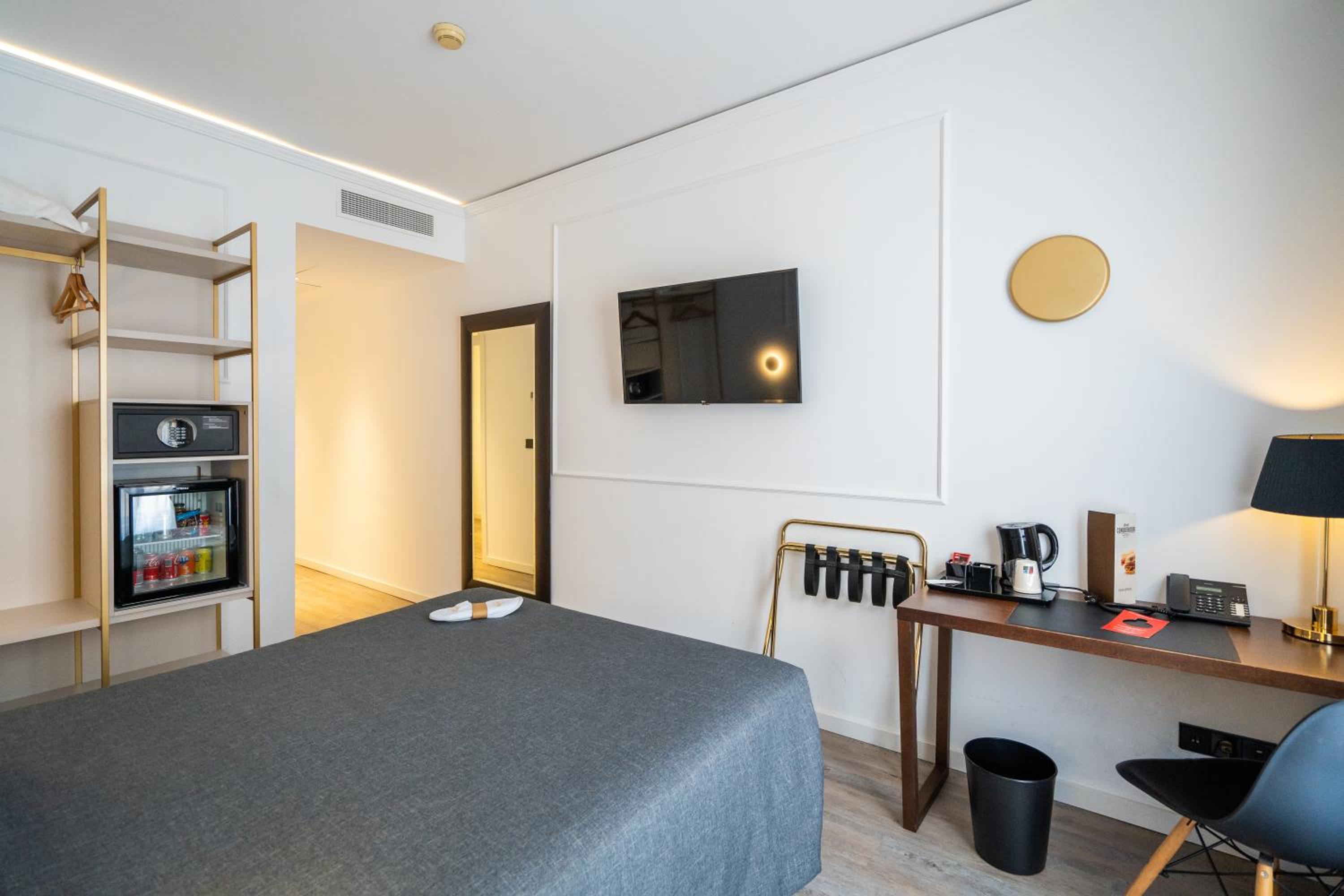 Standard Single Room thumbnail 6
