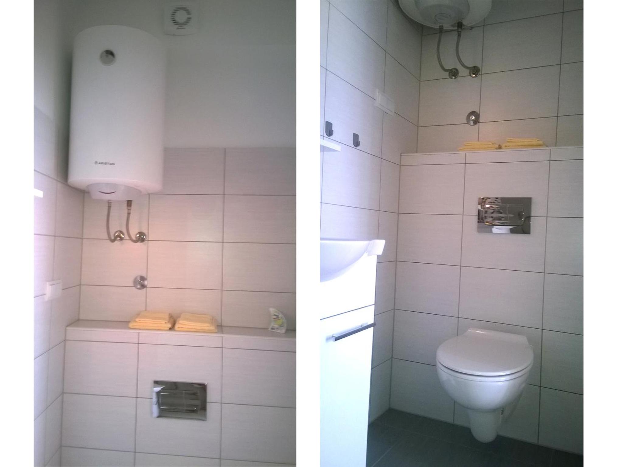 Twin Room with Private Bathroom - Photo 14