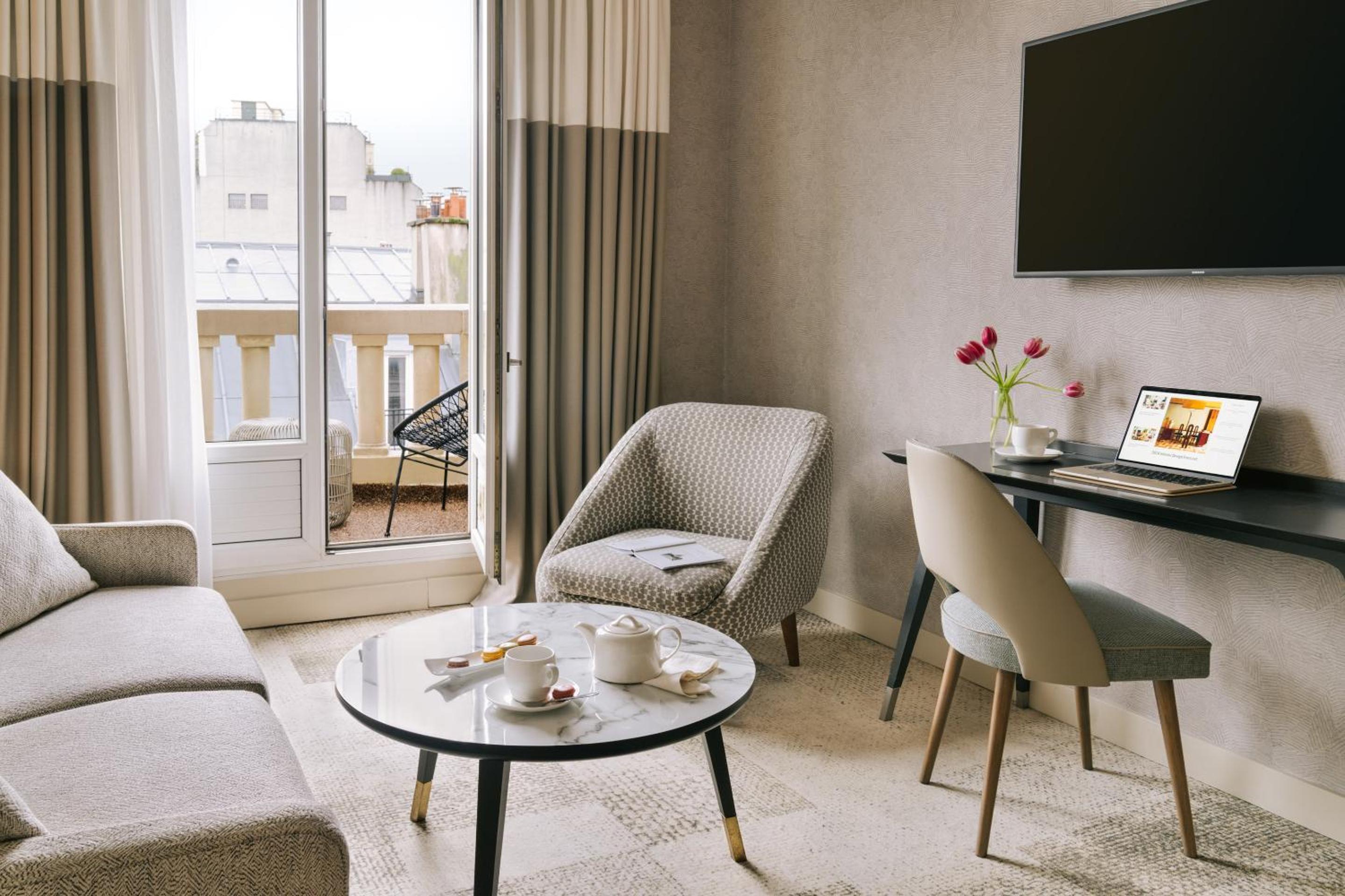 The Iconic Suite - Eiffel Tower View photo 2