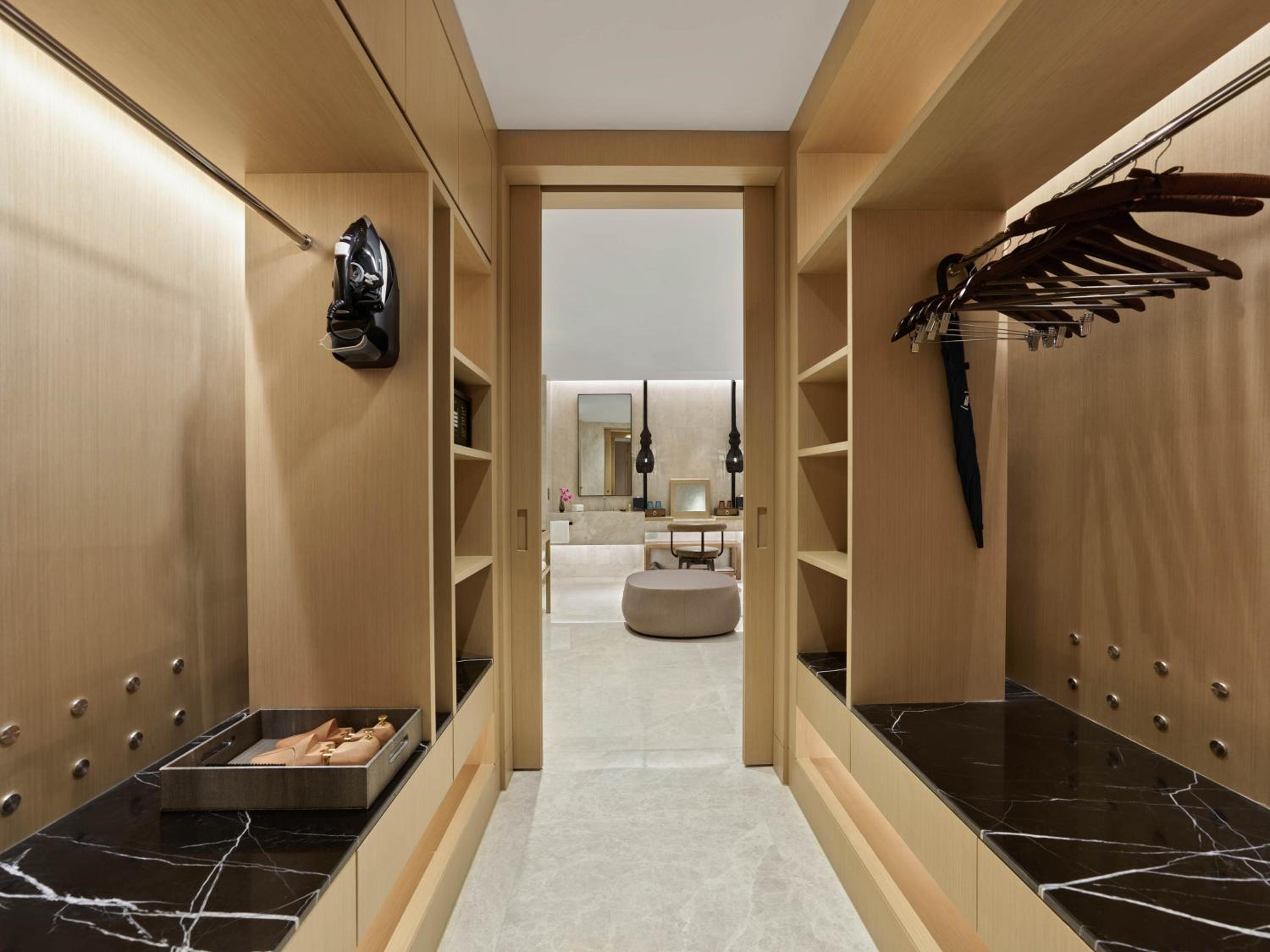 Deluxe King Suite with Garden View and Balcony photo 2
