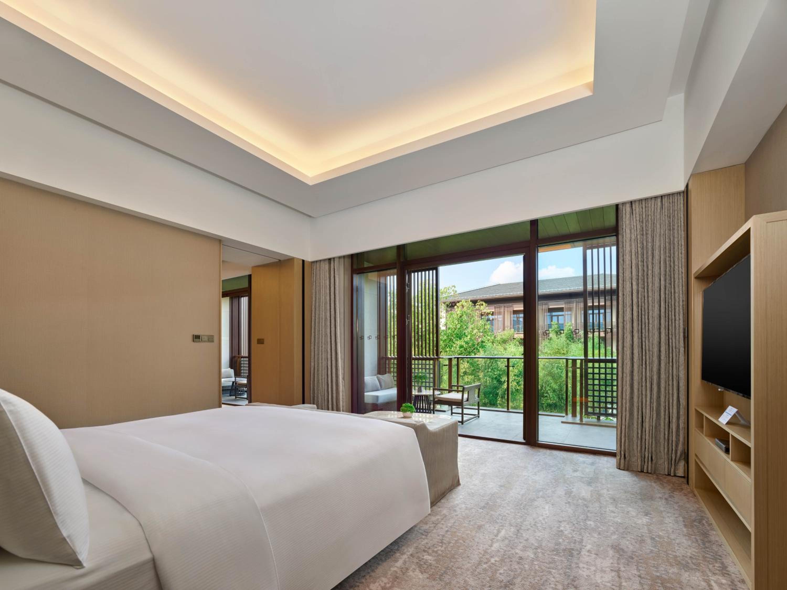 Deluxe King Suite with Garden View and Balcony