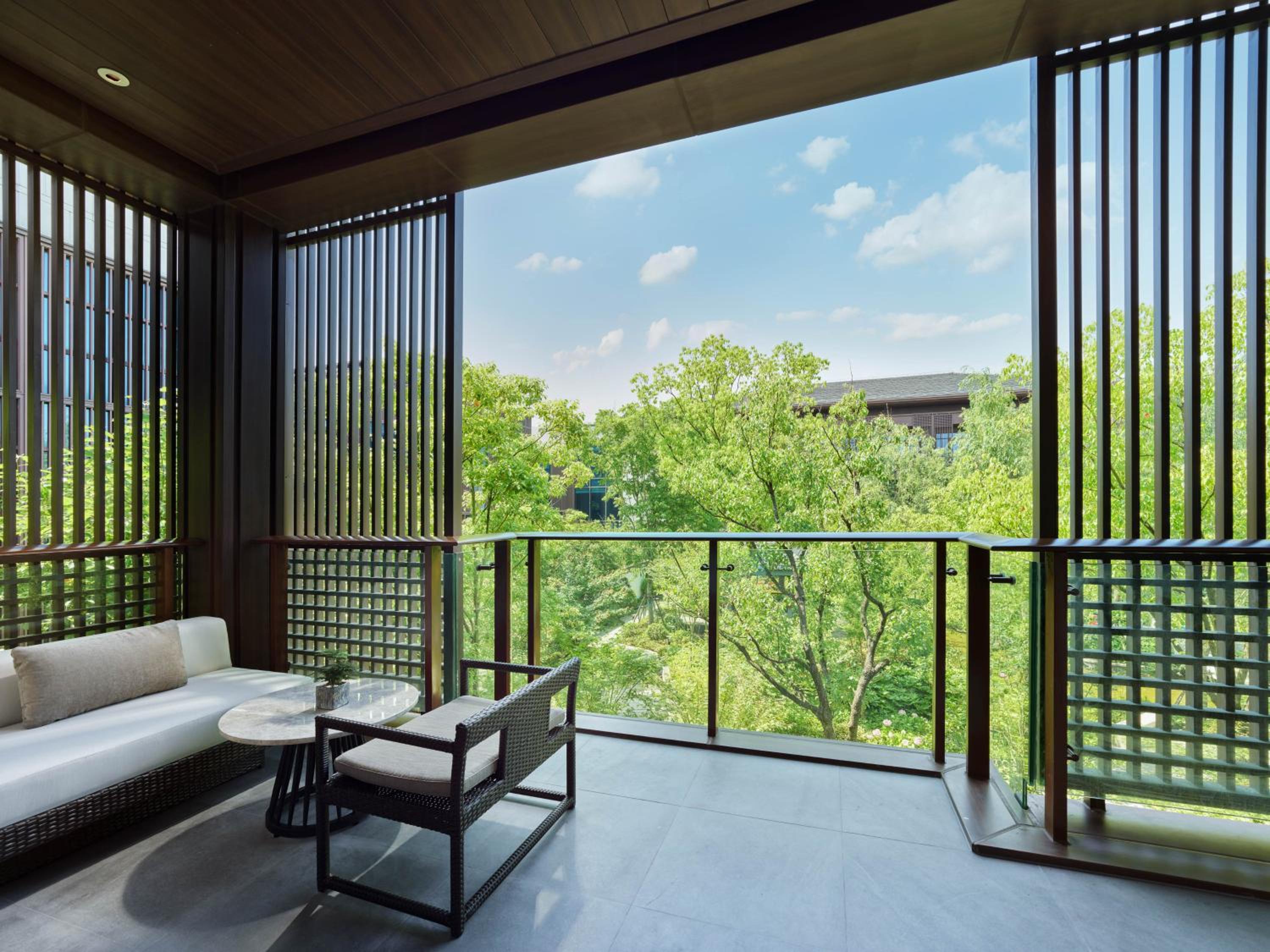 Deluxe King Room with Garden View and Balcony - Photo 2