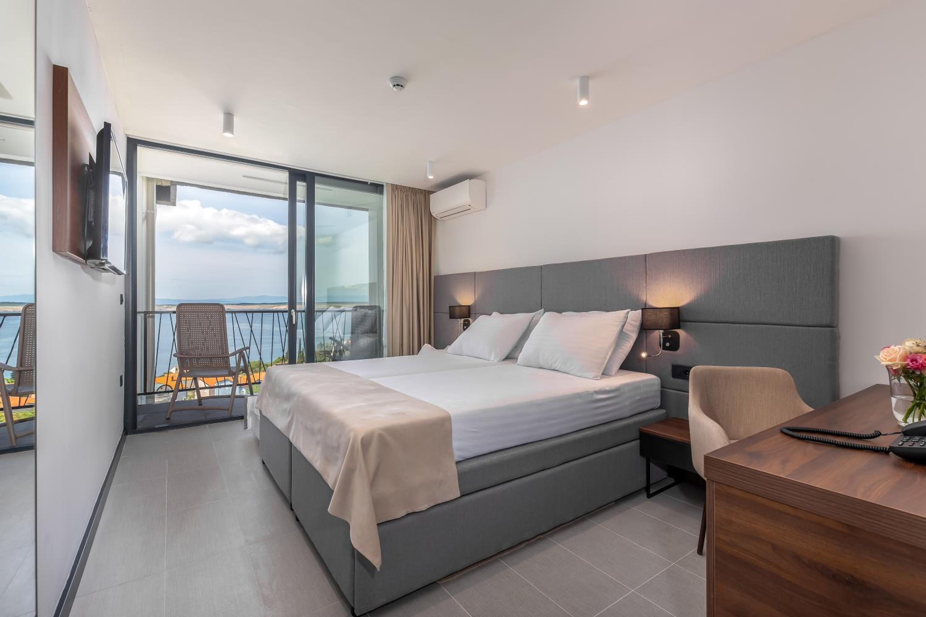 Double room with 2 Extra pull-out Beds, Sea Side View and Balcony photo 1