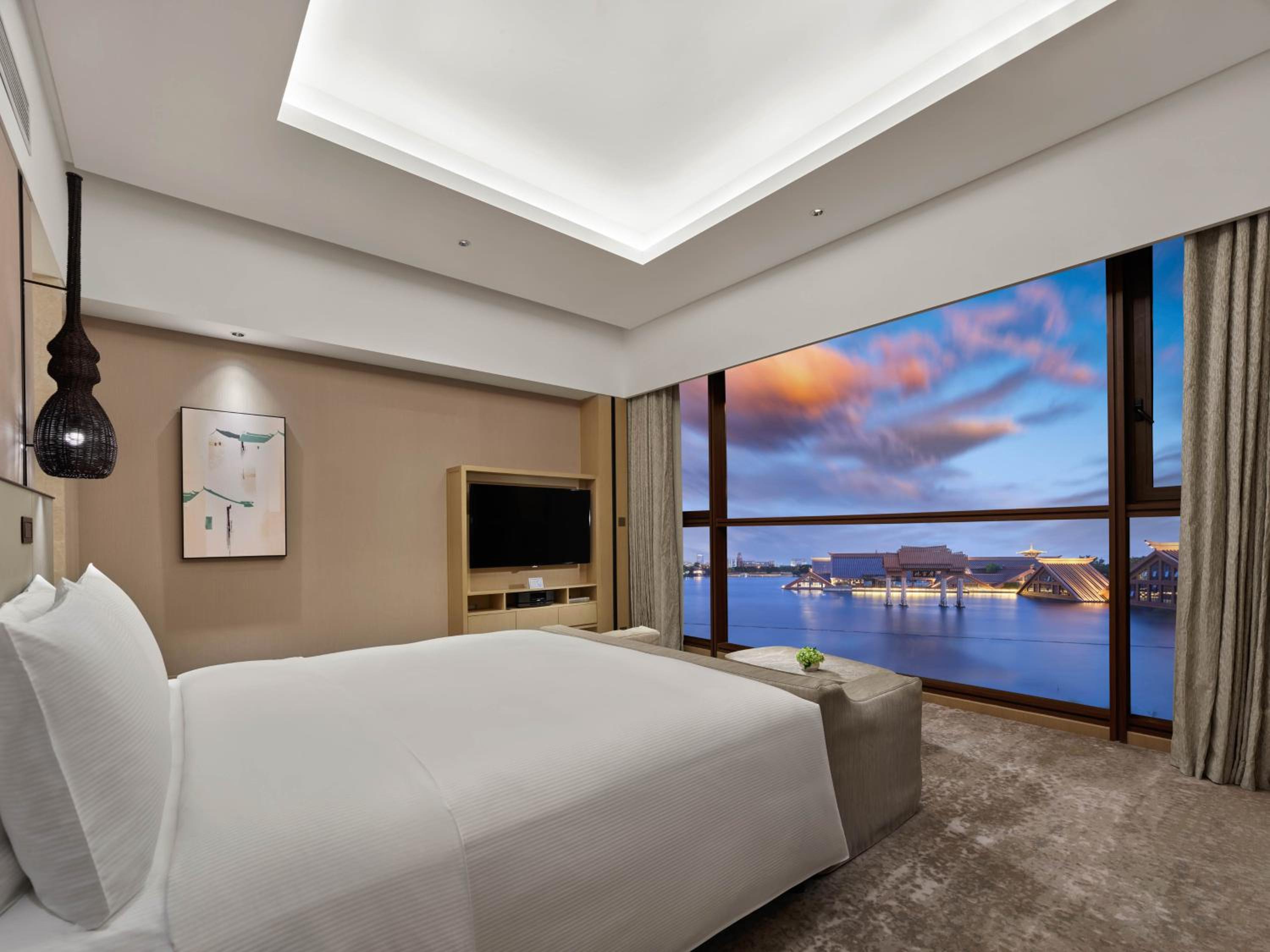 Deluxe King Suite with Lake View and Balcony