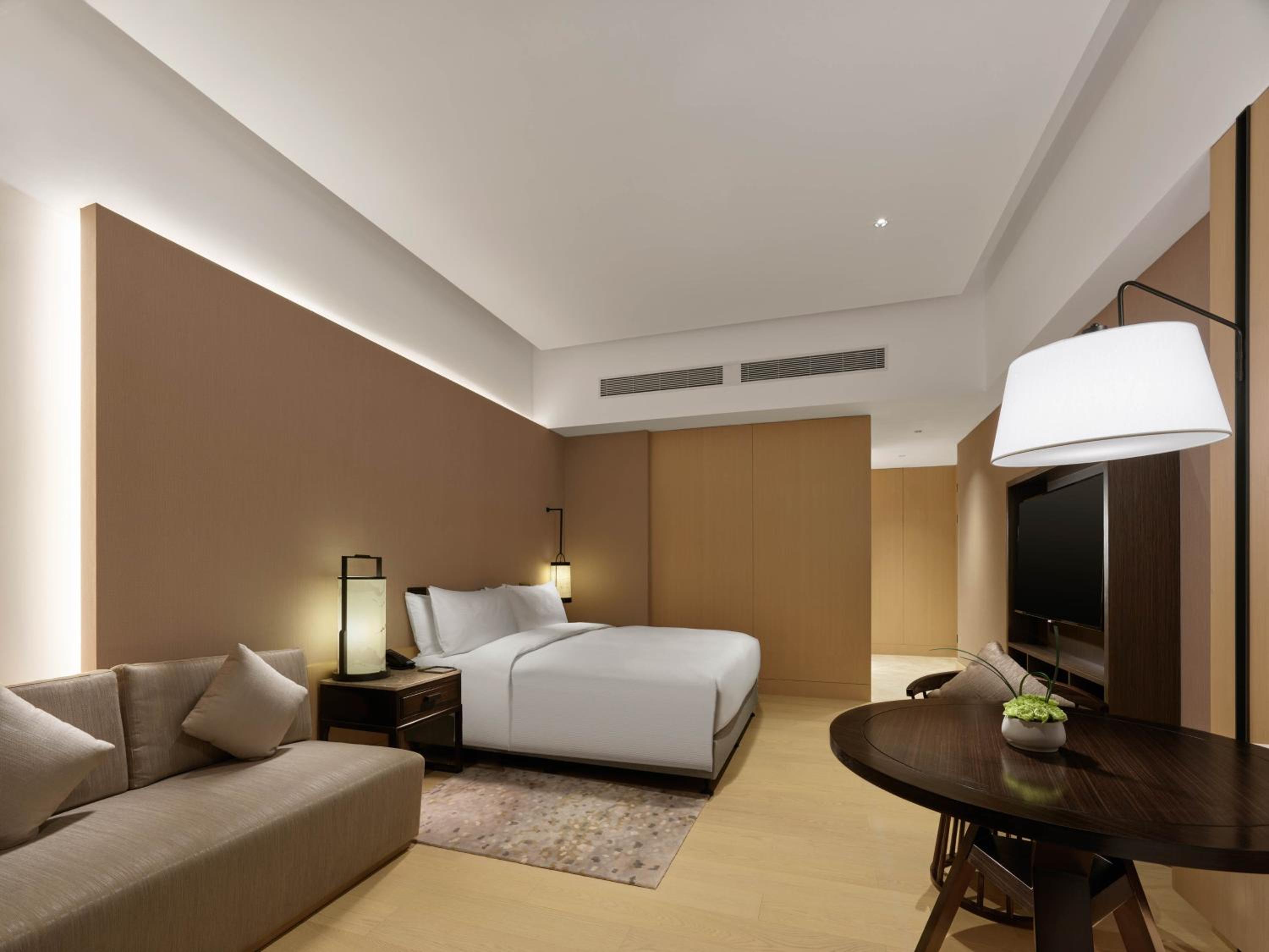 King Room with Garden View and Balcony - Mobility Accessible