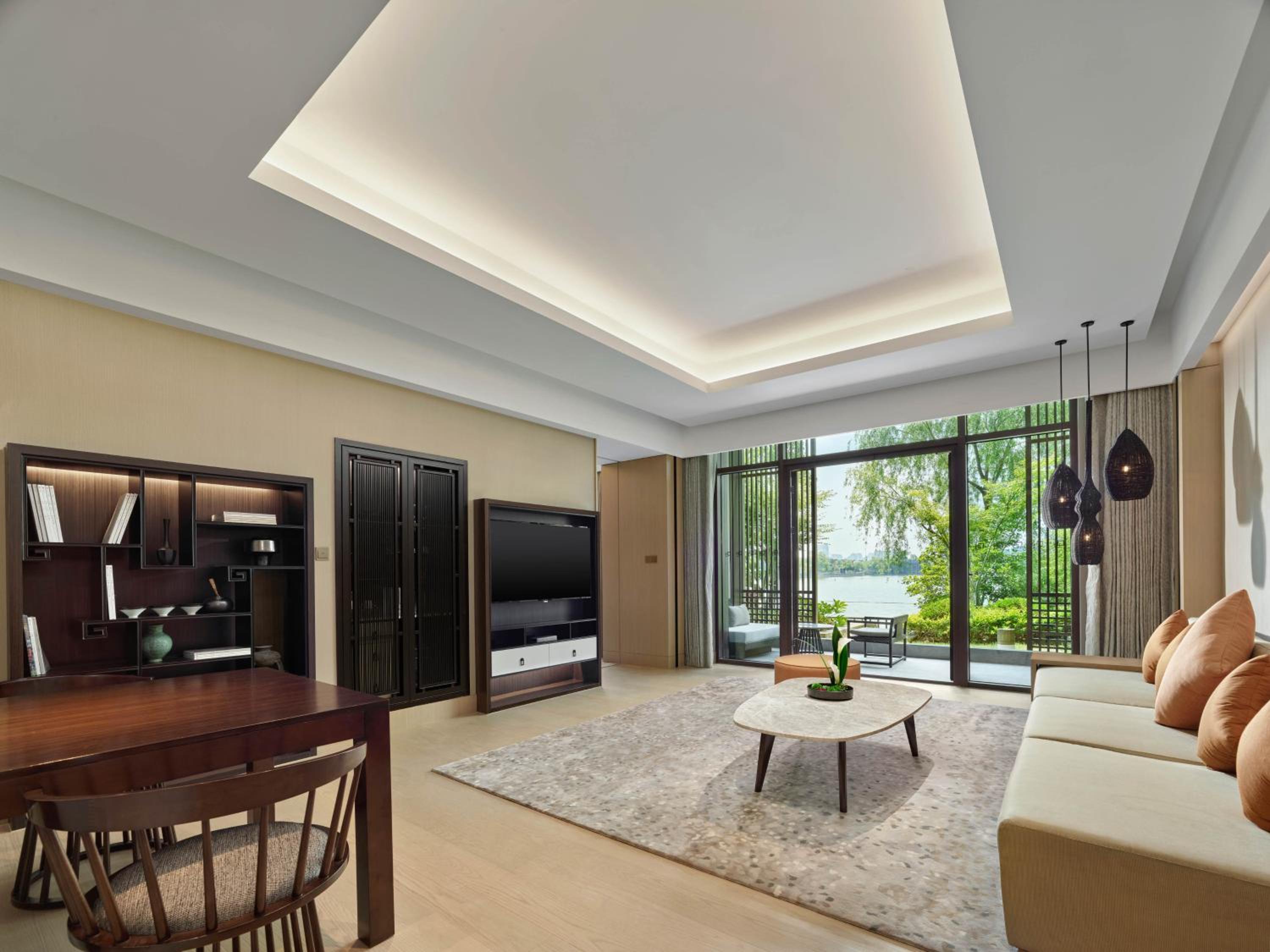 Premium King Suite With Lake View And Courtyard