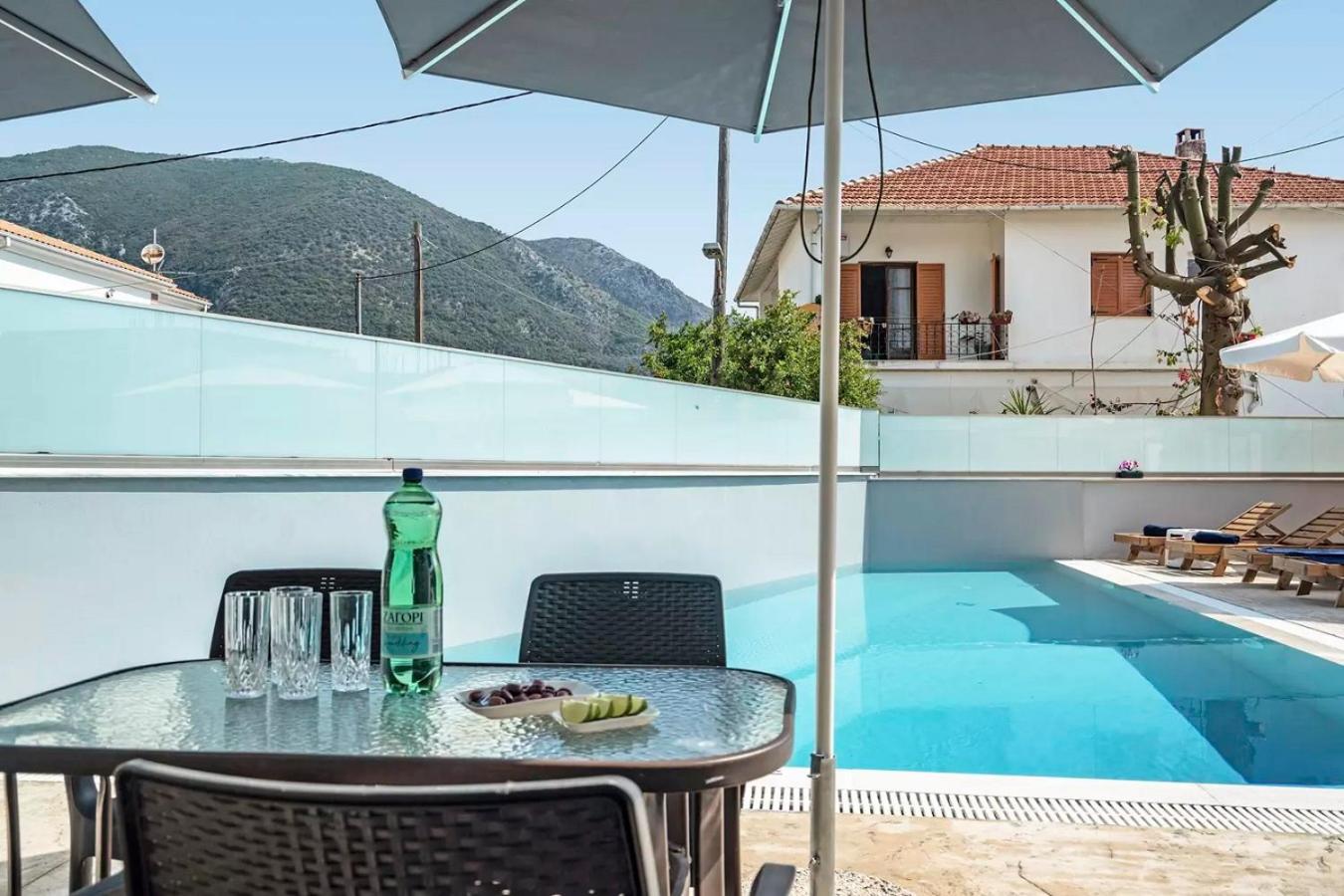 Junior Suite with Pool View photo 2