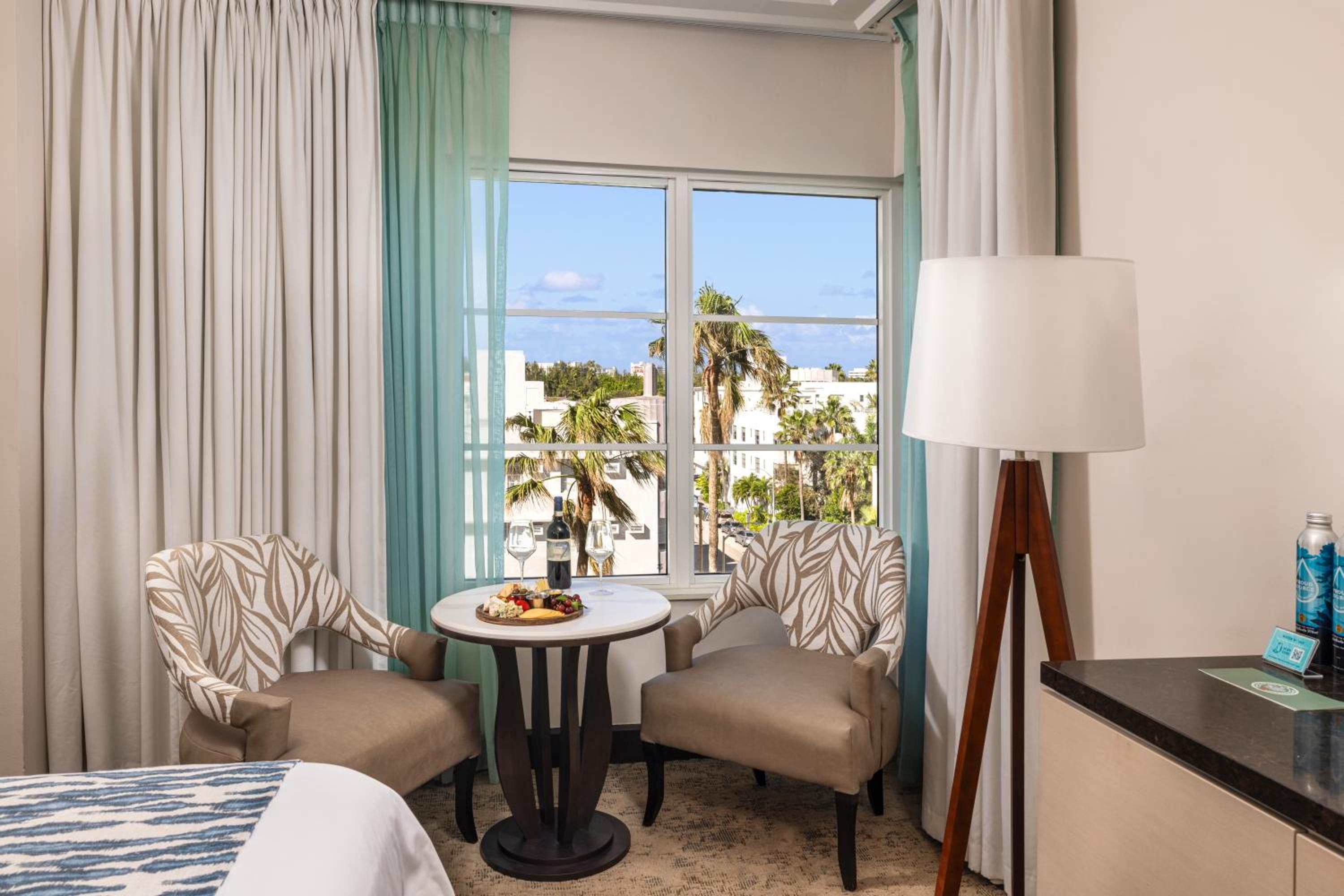 1 King Bed with City View thumbnail 6