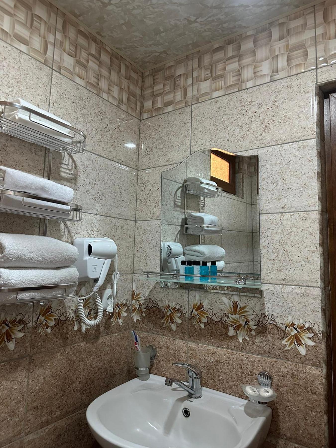 Deluxe Double Room with Shower photo 3
