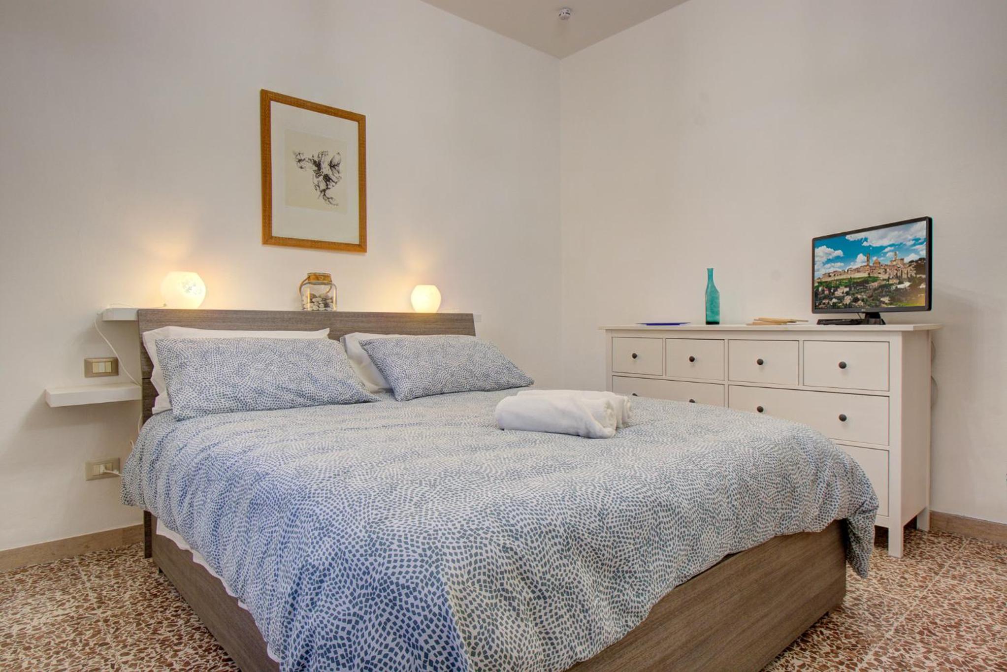 One-Bedroom Apartment photo 1