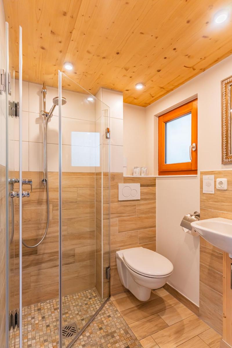 Double Room with Lake View - Photo 4