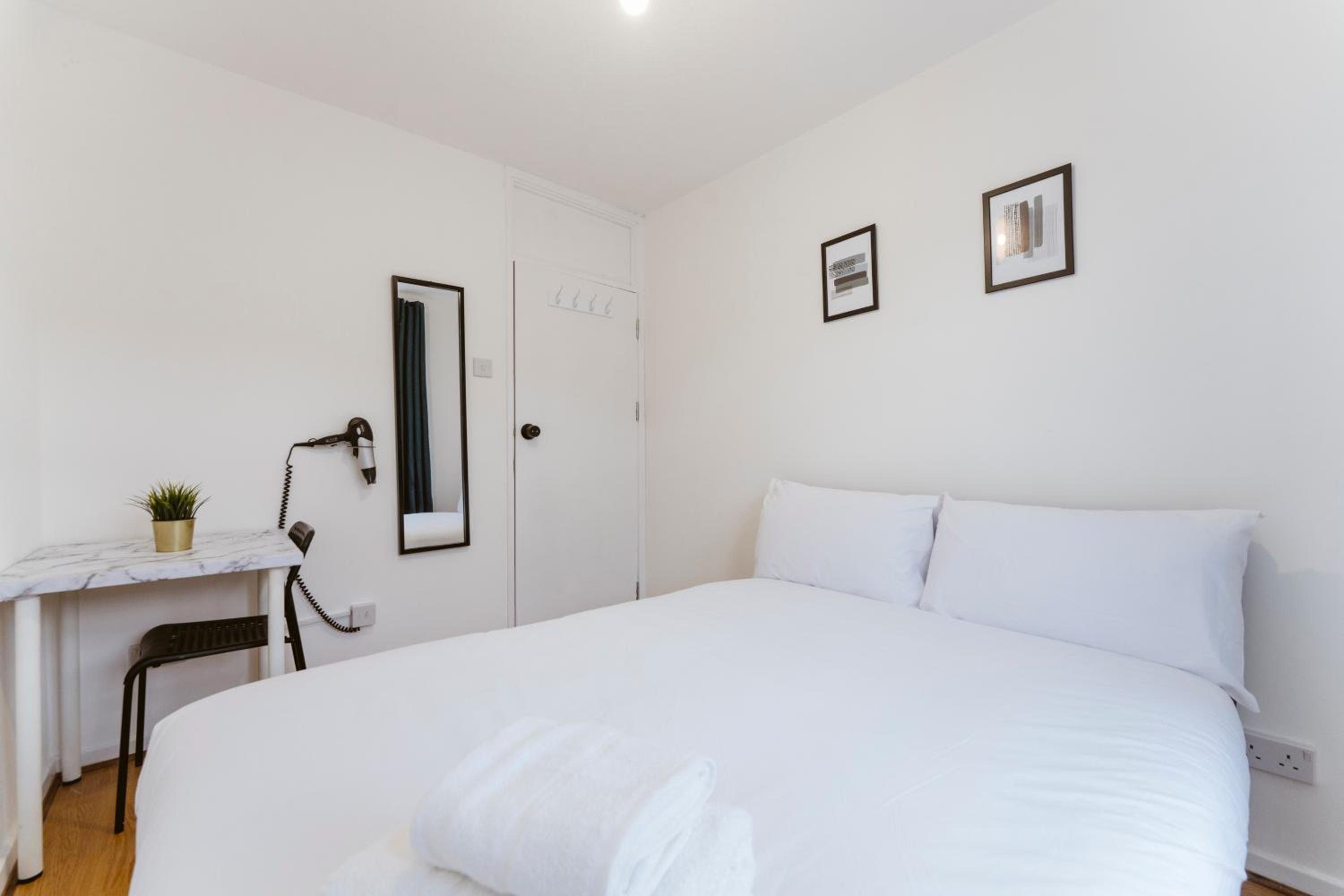 Double Room with Shared Bathroom photo 3