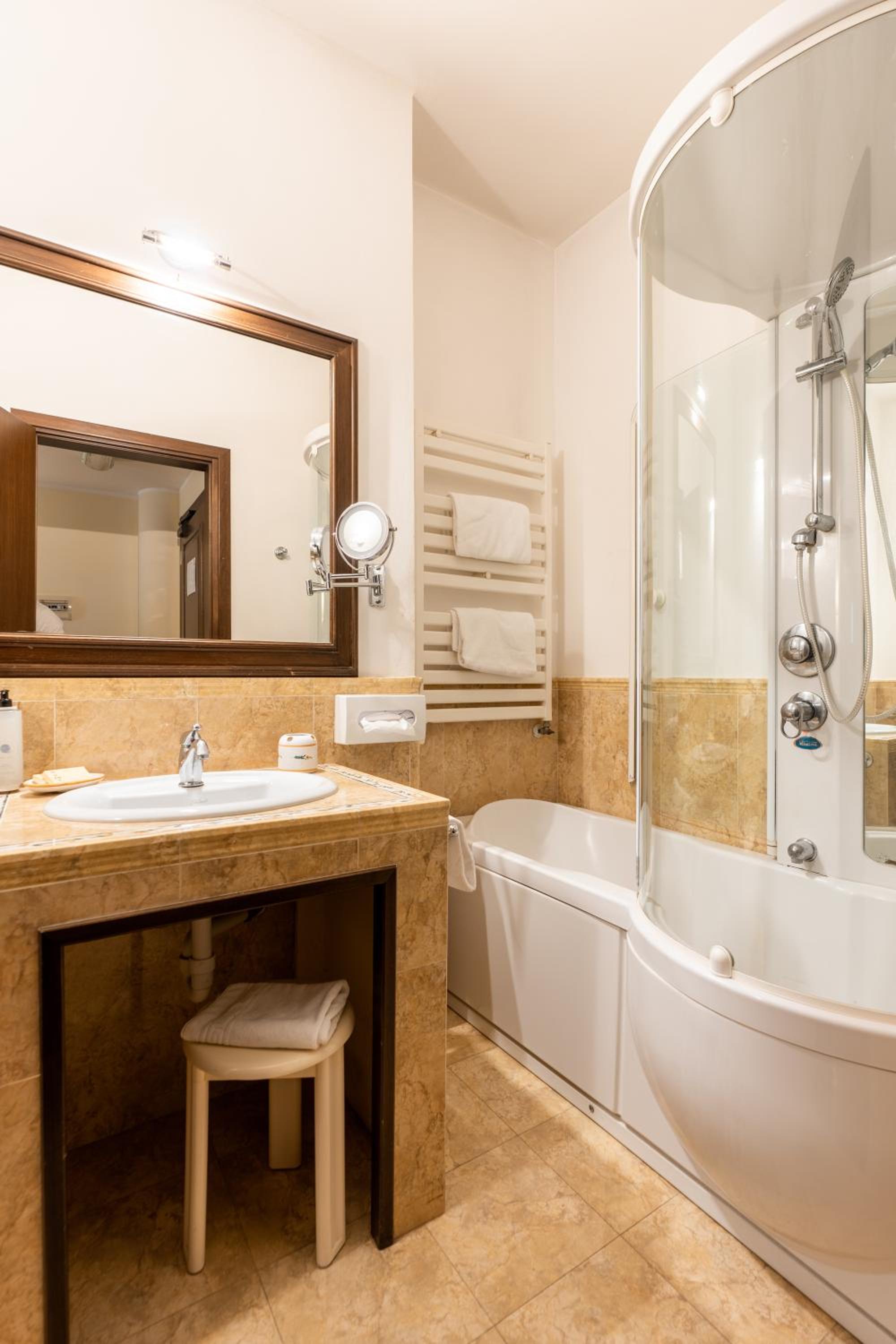Deluxe Double or Twin Room - Photo 7