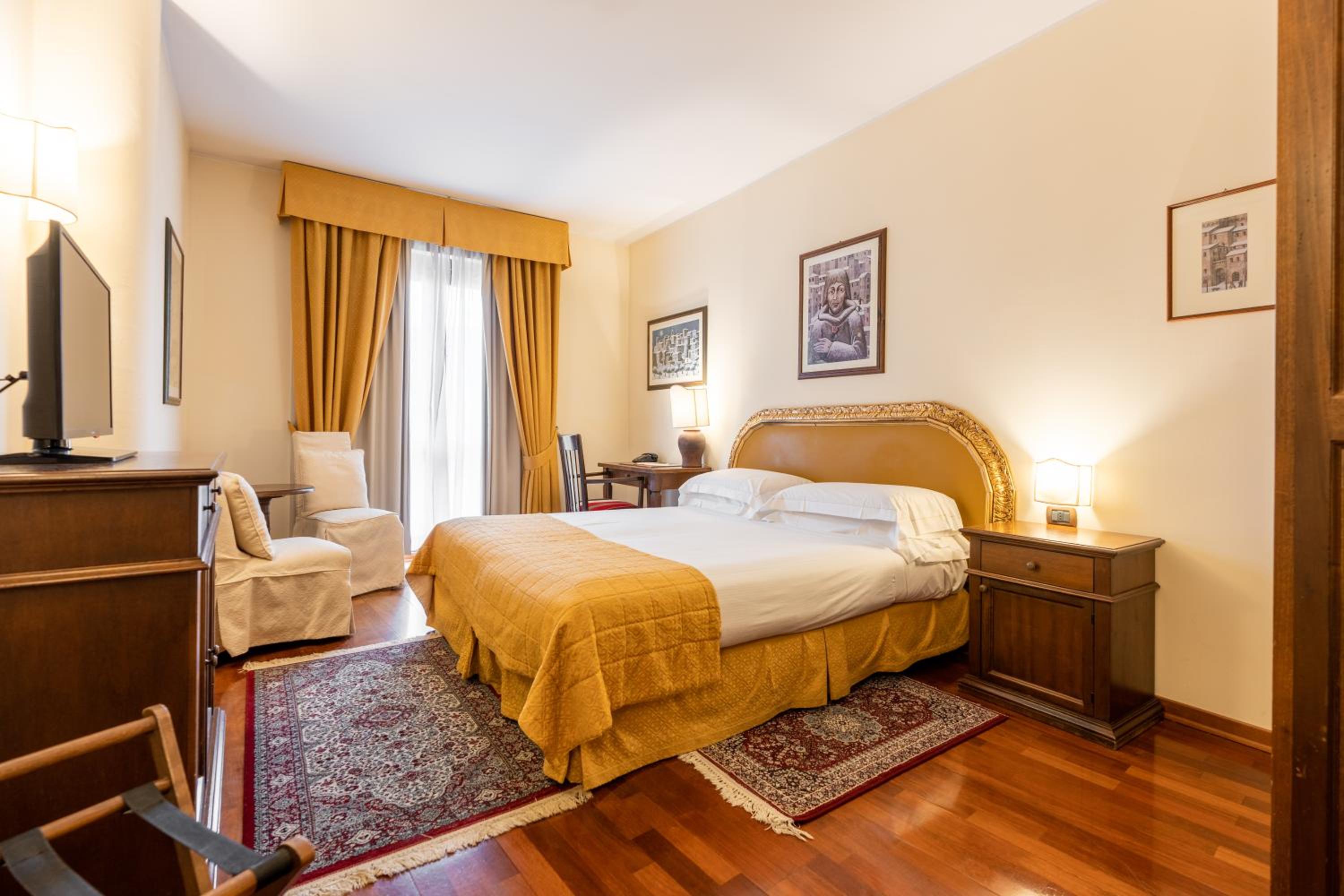 Deluxe Double or Twin Room - Photo 8