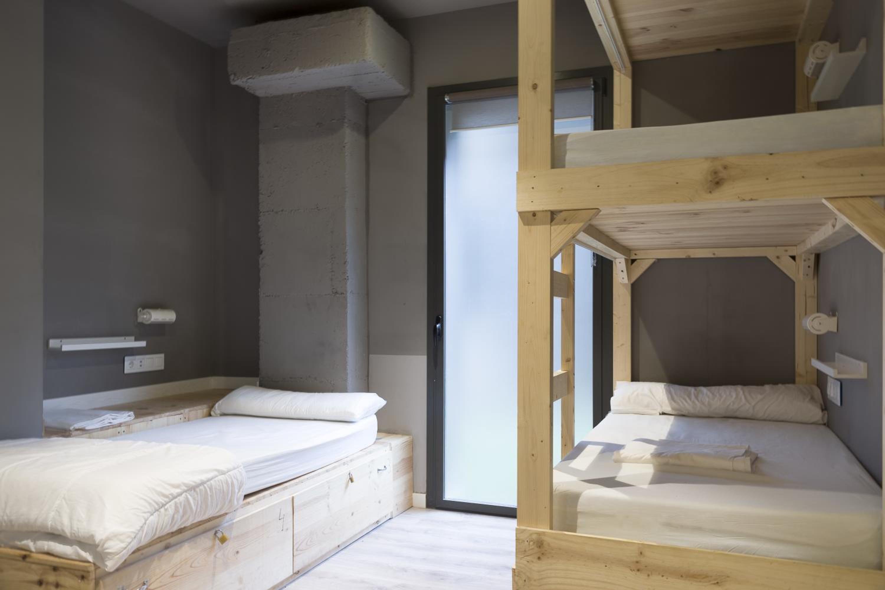 Private Triple Room with 3 single beds and Private Bathroom photo 2