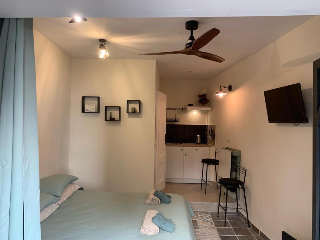 One-Bedroom Apartment photo 1