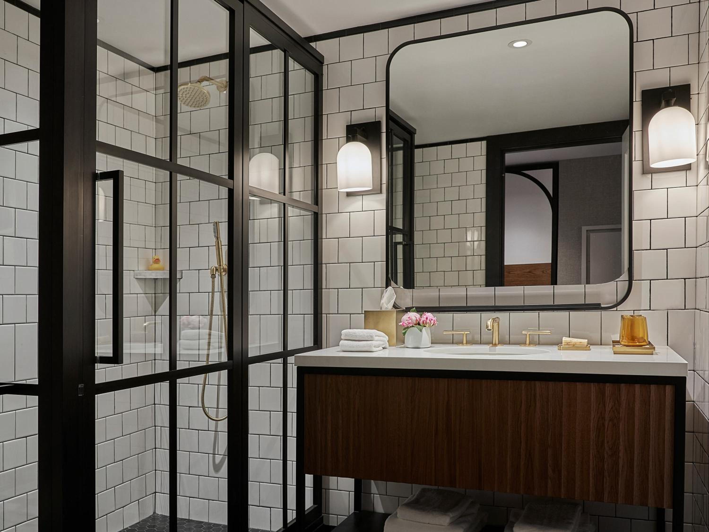 Deluxe King Room - Accessible  - Photo 4