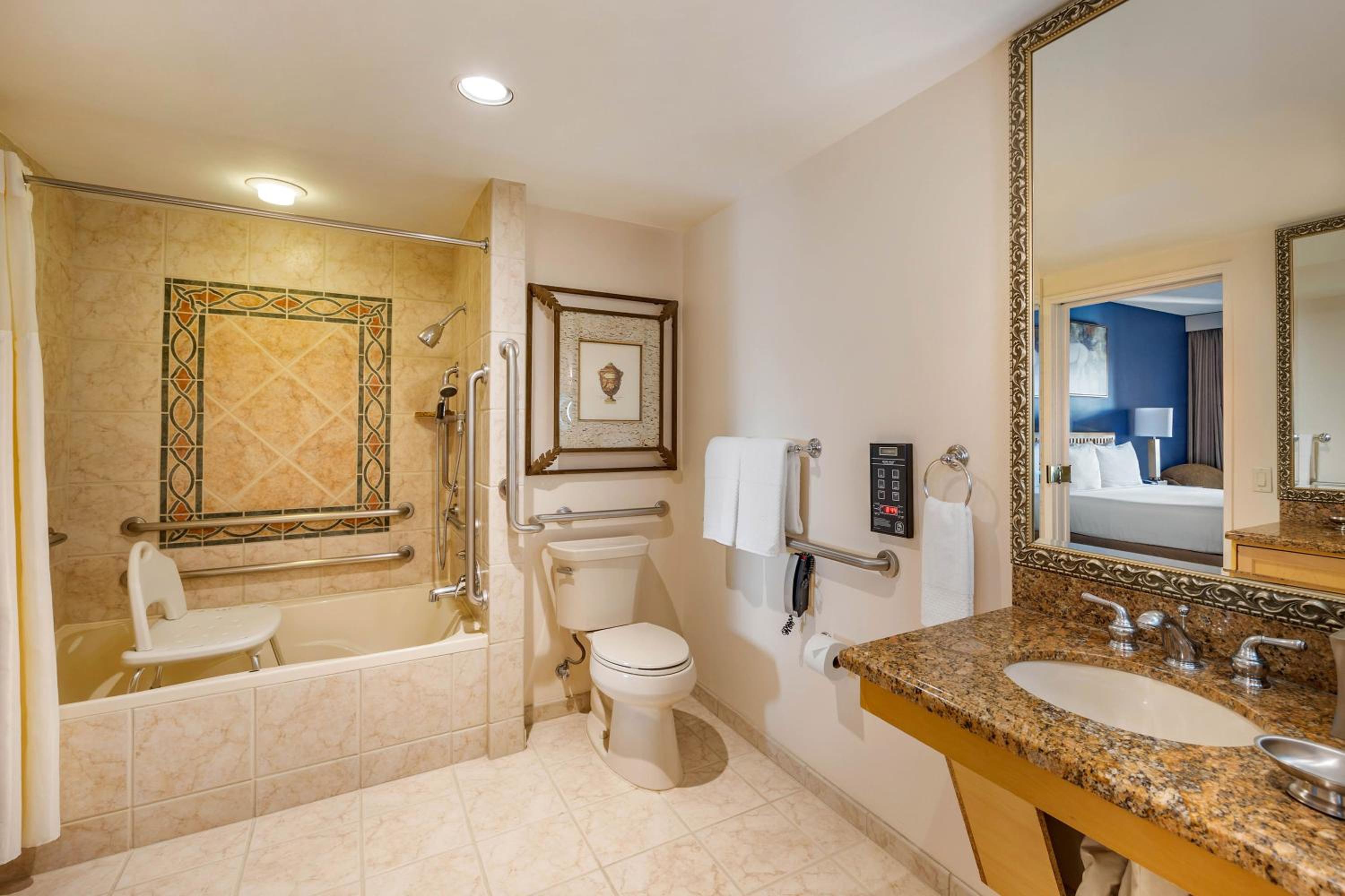 1 BEDROOM 1 KING DELUXE SUITE ACCESSIBLE TUB - Photo 2