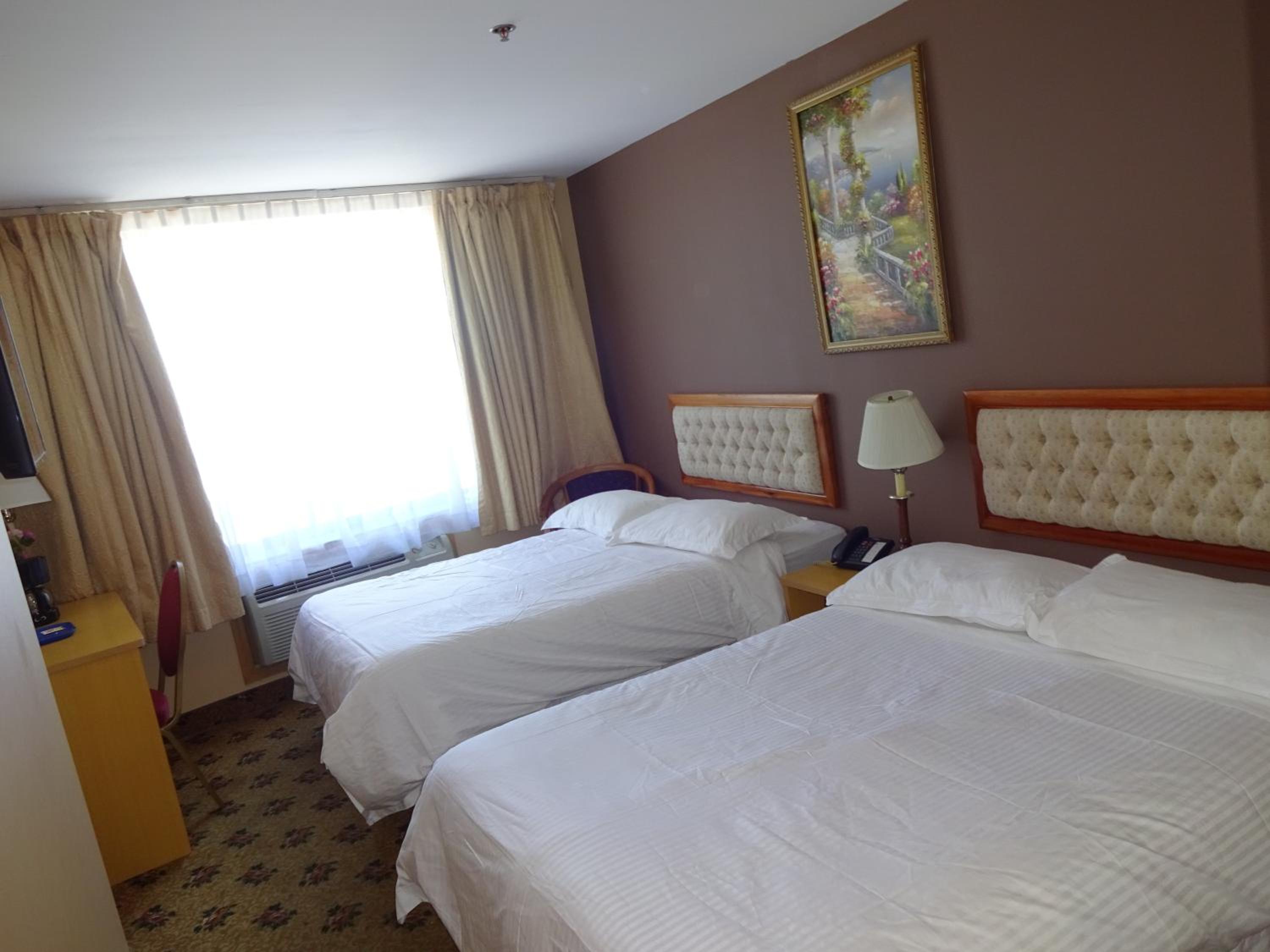 Queen Room with Two Queen Beds photo 2