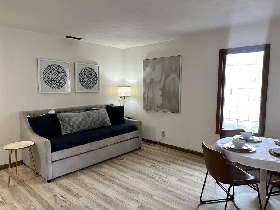 One-Bedroom Apartment photo 3