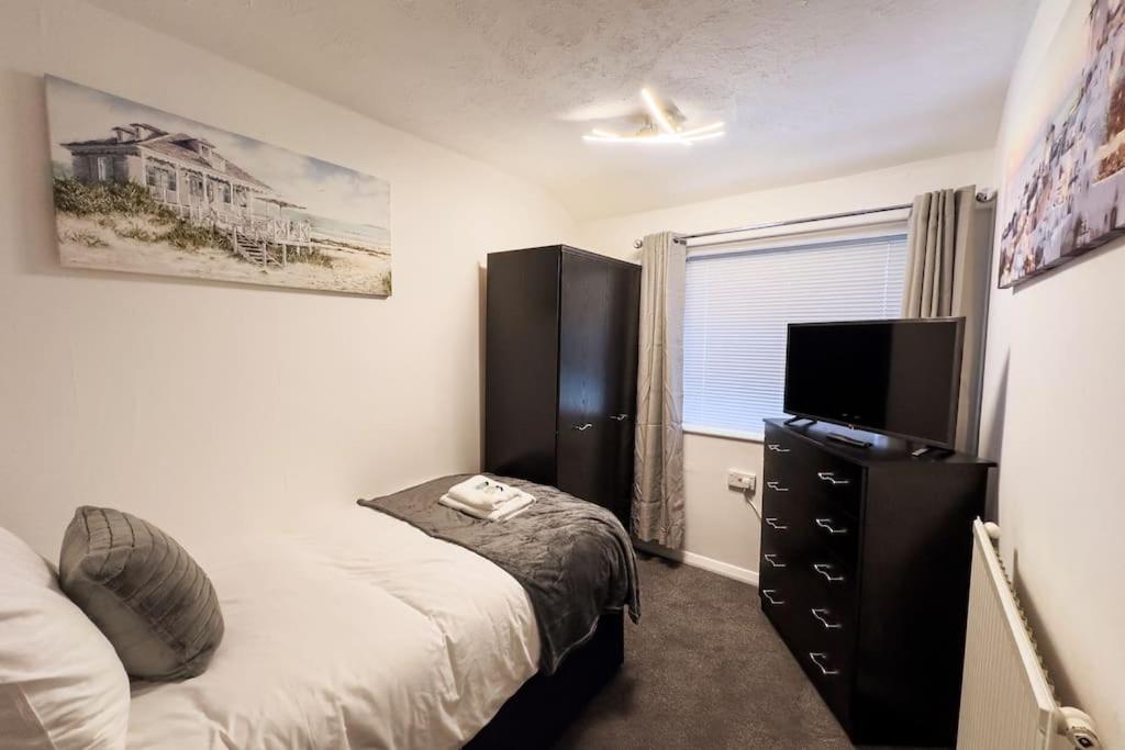 Five-Bedroom House photo 1
