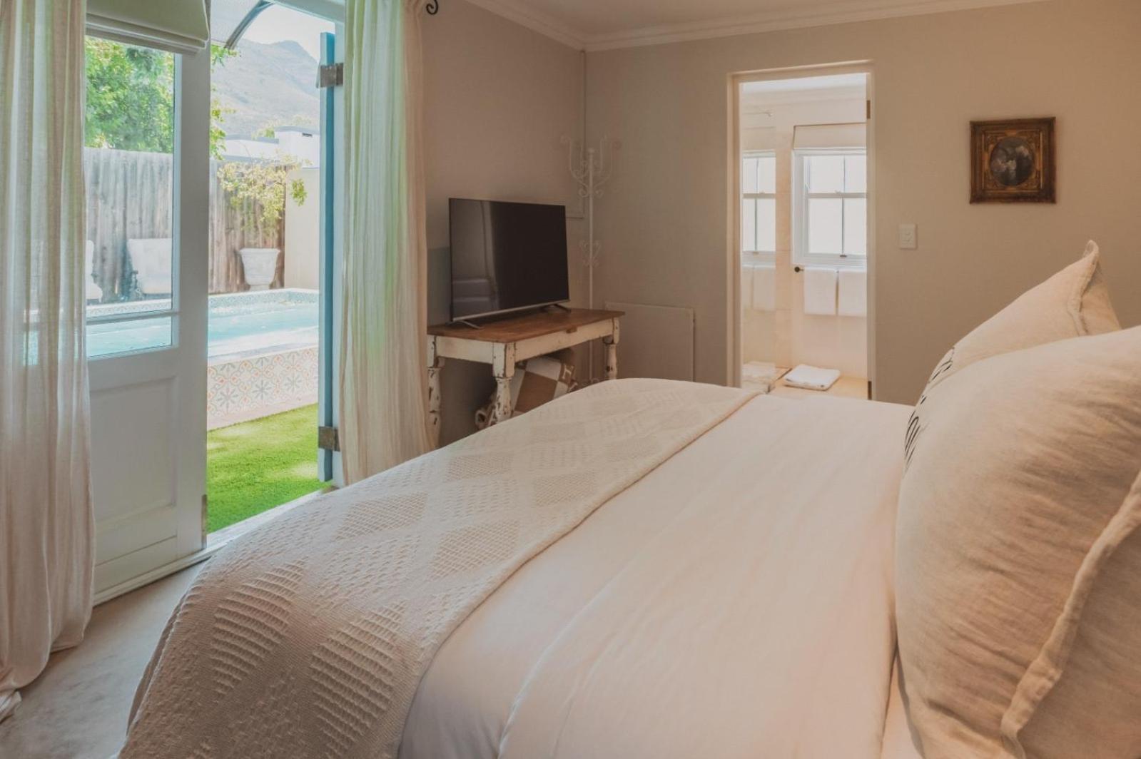 Queen Room with Pool View - Photo 3