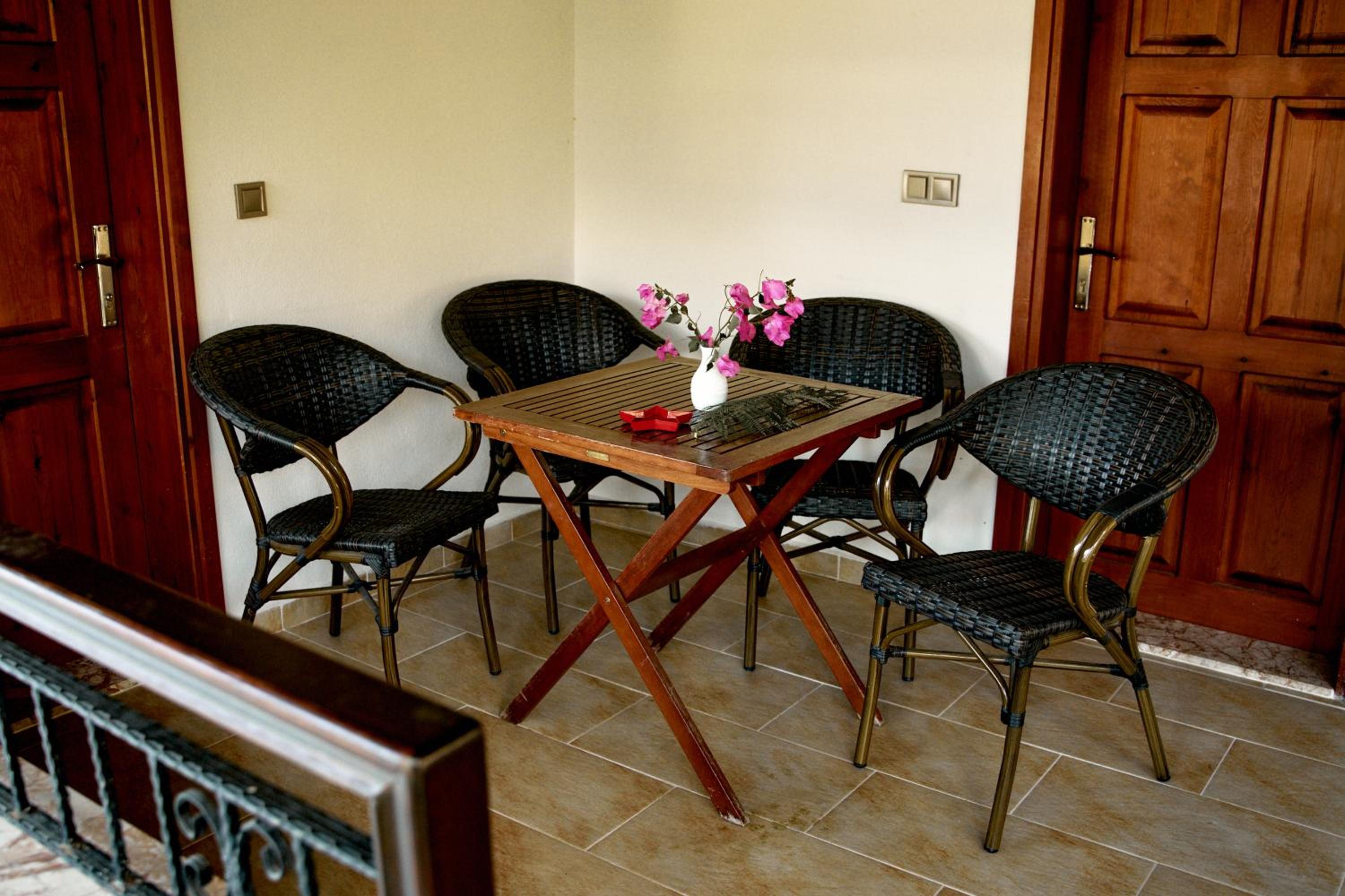 Family Room with Garden View photo 2