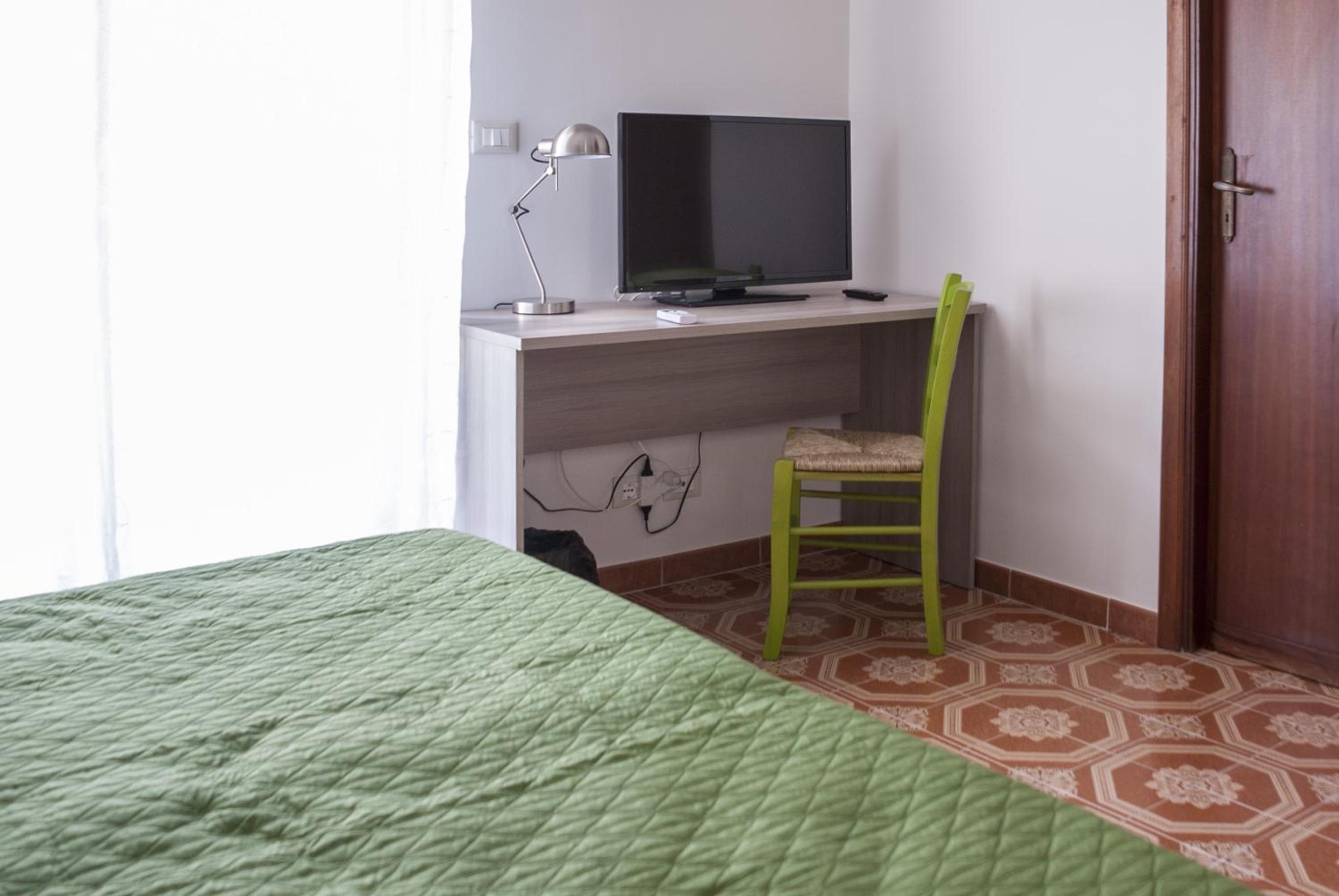 Double or Twin Room with Private Bathroom photo 3