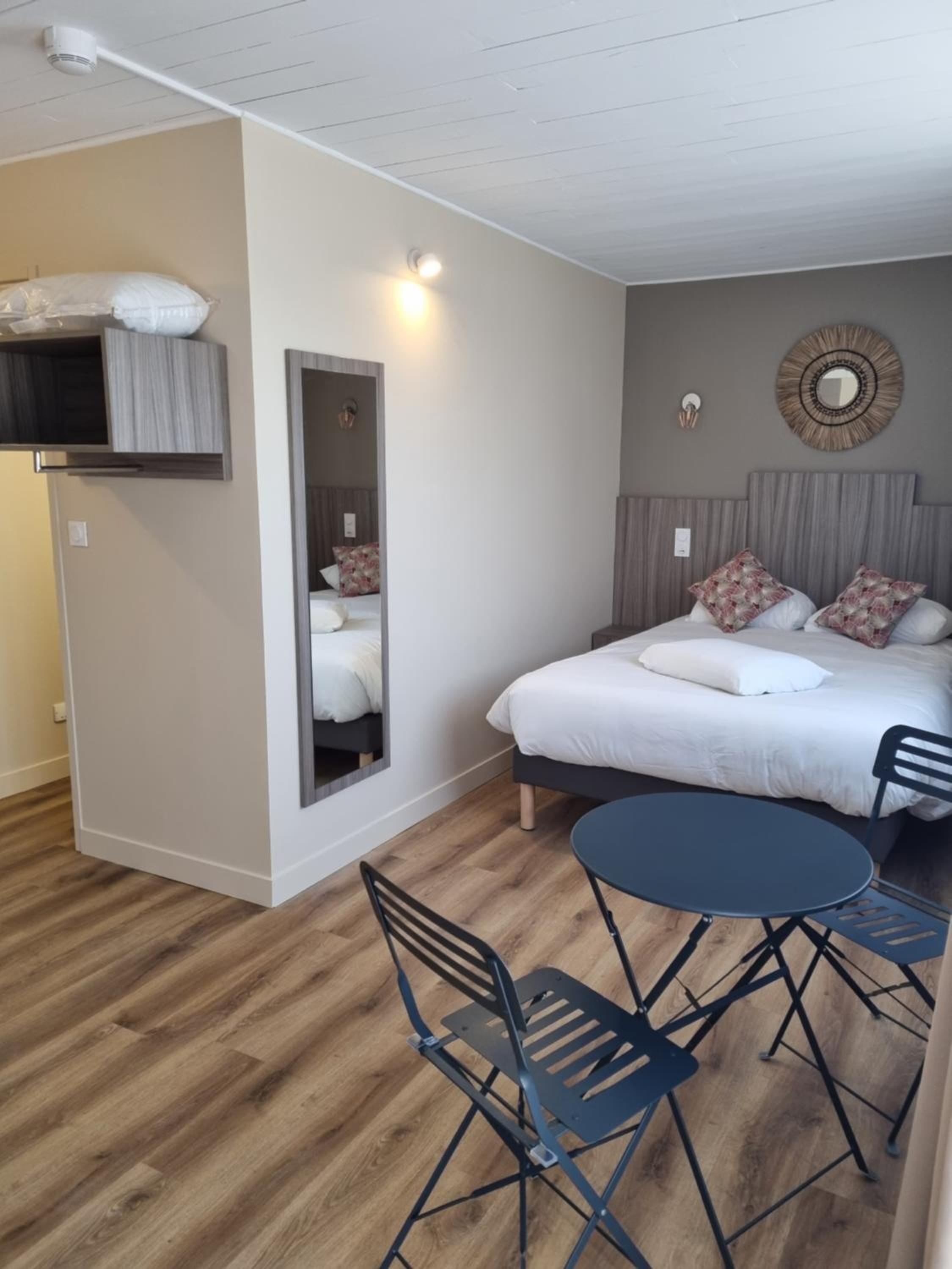 Superior Quadruple Room with a Sofa Bed and a Kitchenette - Photo 9
