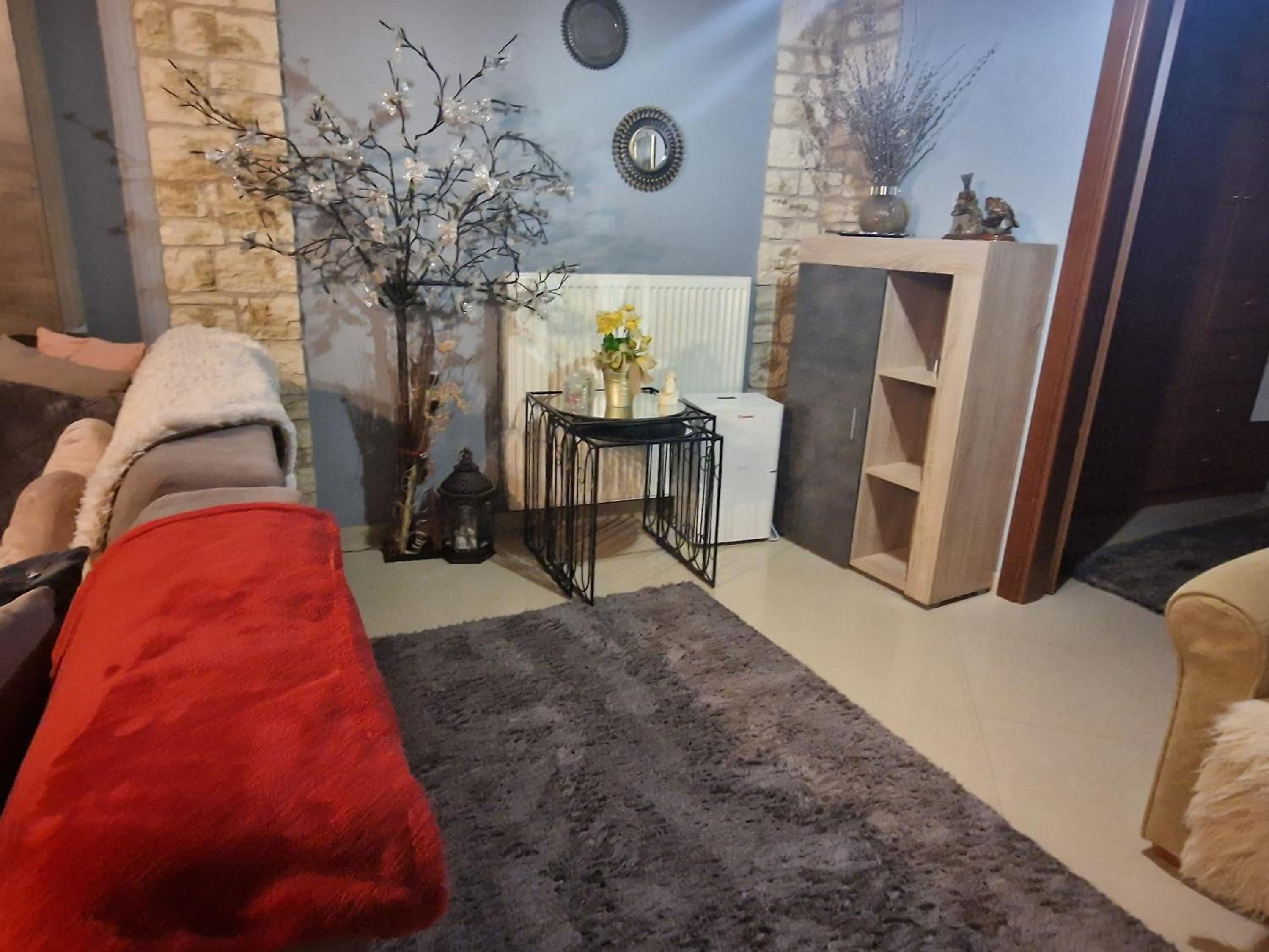 One-Bedroom Apartment - Photo 1