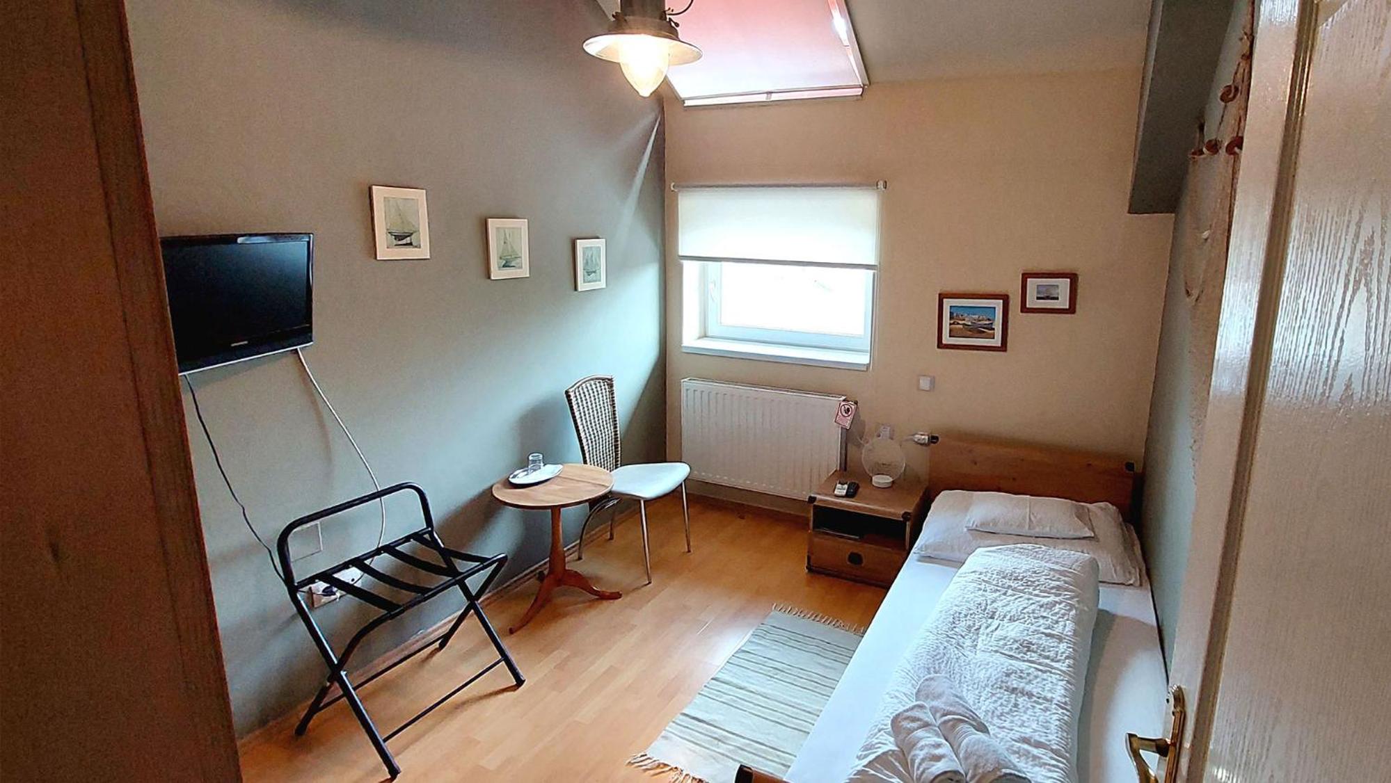 Single Room photo 3