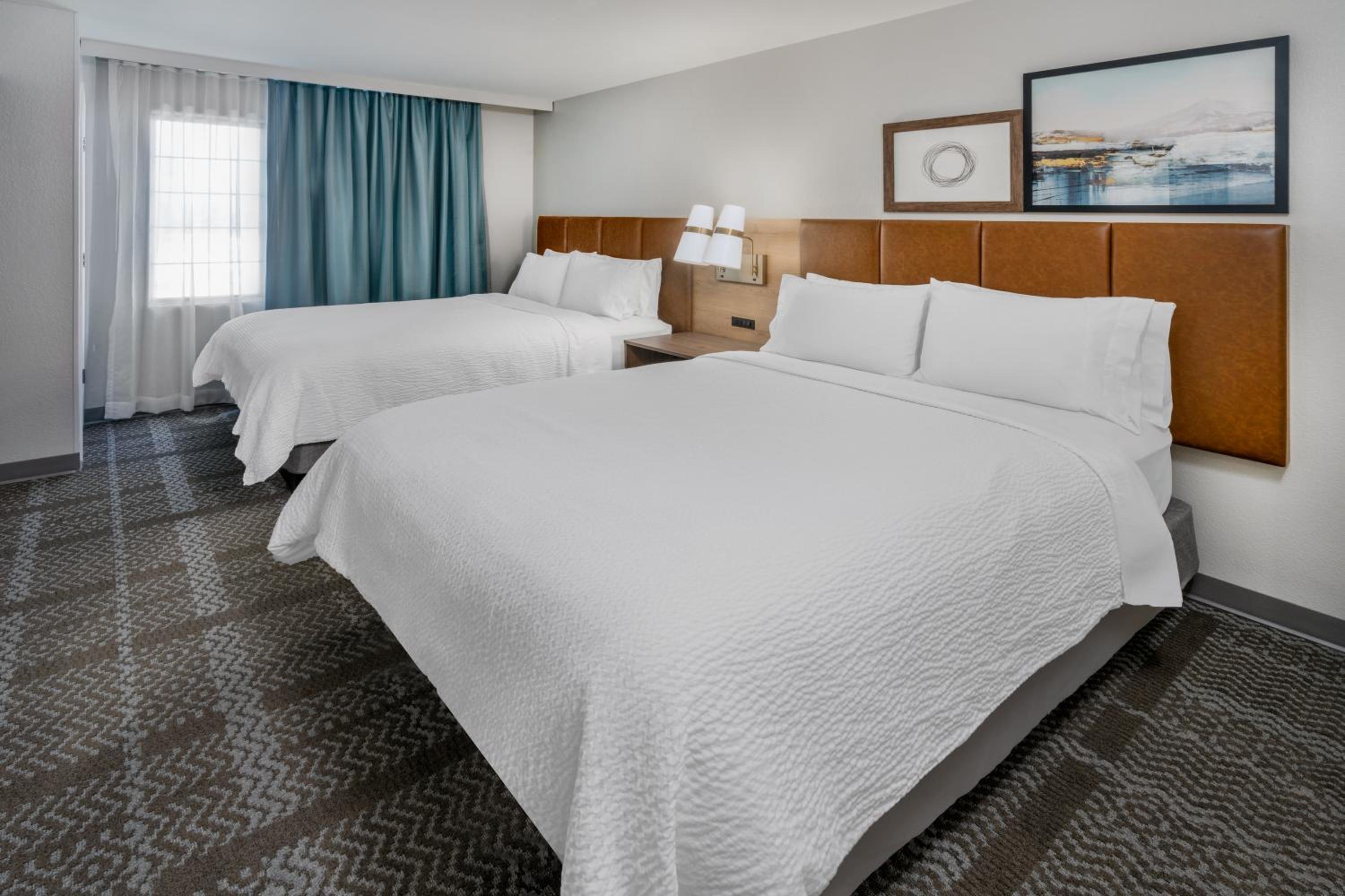 Queen Suite with Two Queen Beds and Sofa Bed - Photo 4