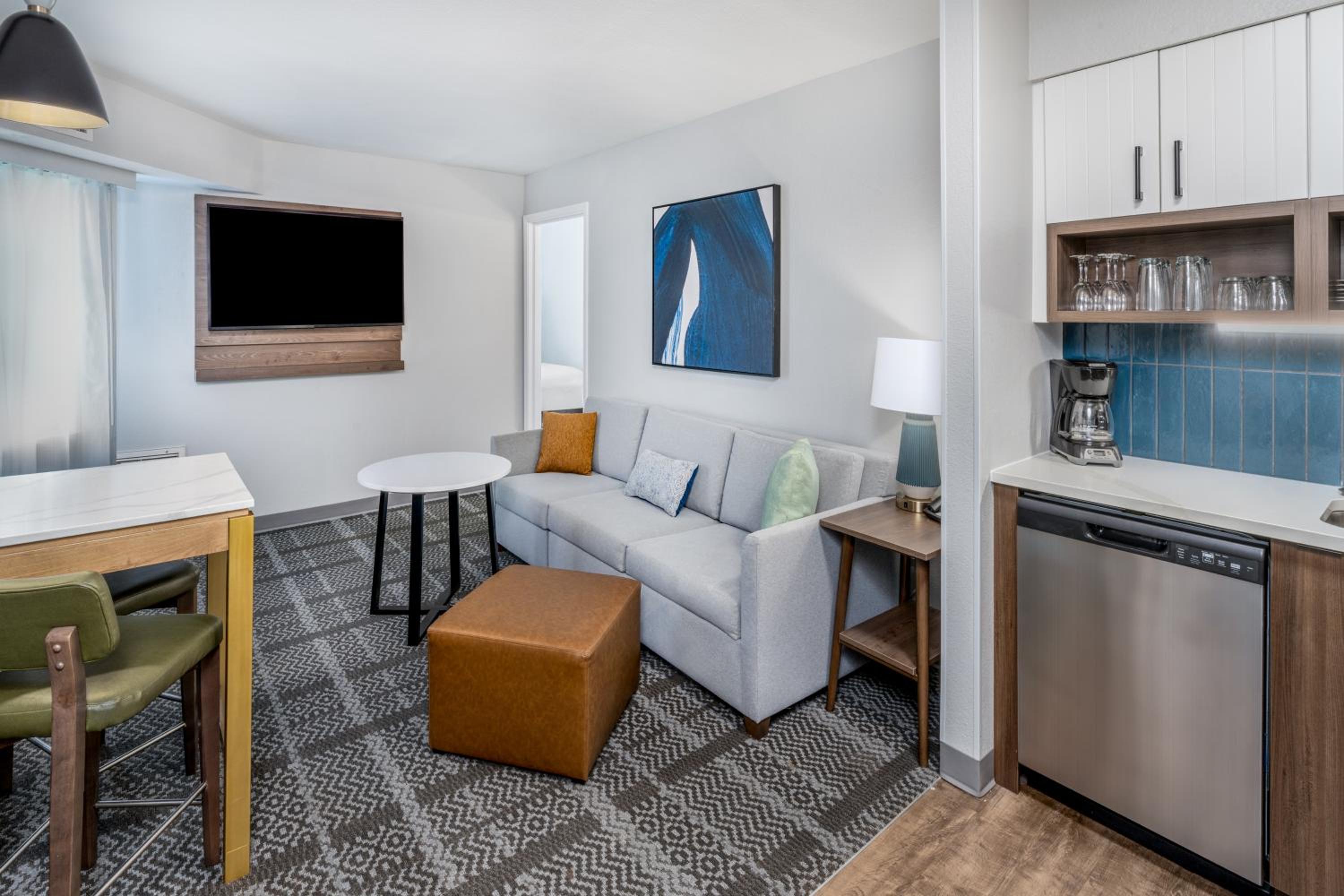 Deluxe Two-Bedroom Suite with Three Queen Beds - Photo 1