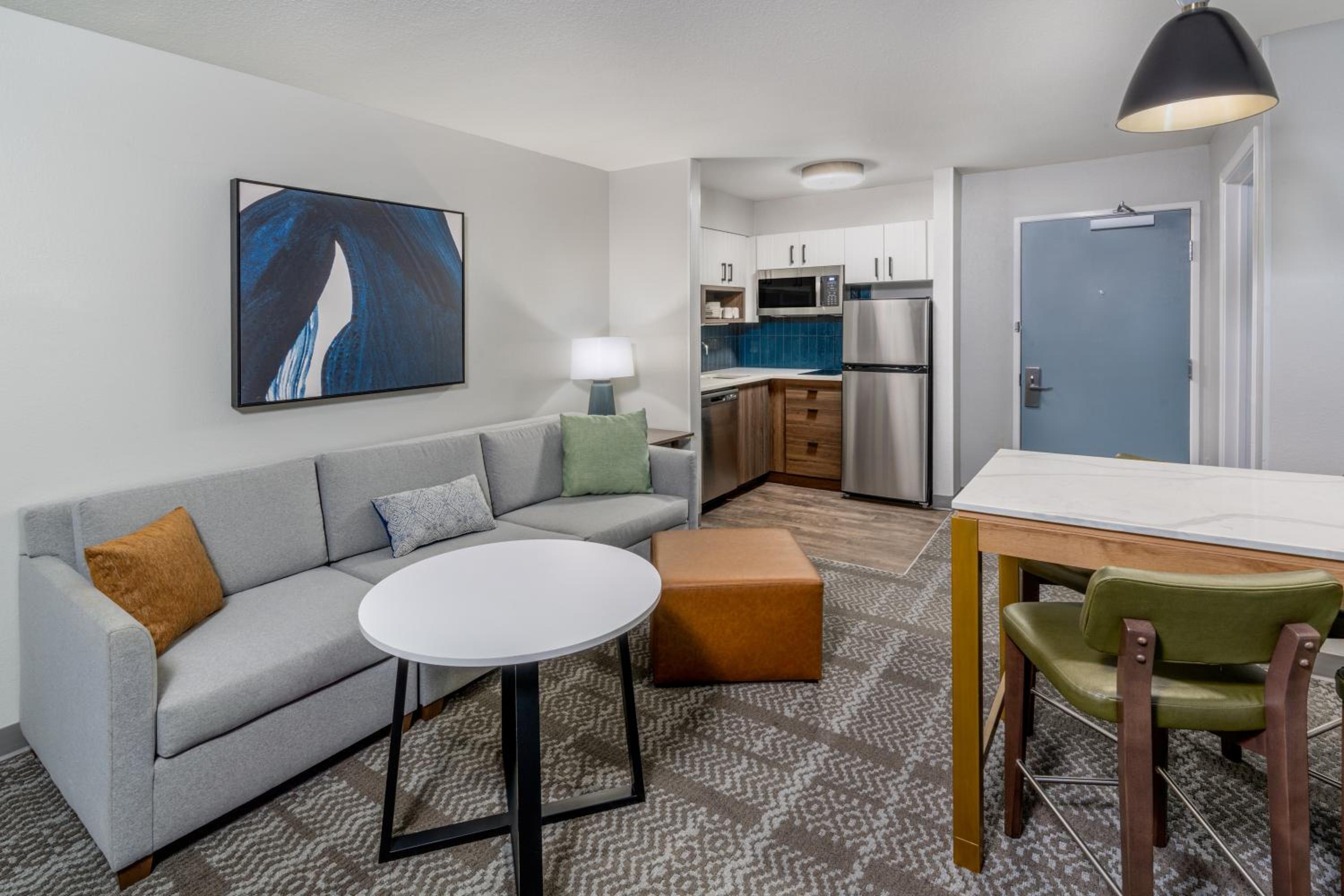 Deluxe Two-Bedroom Suite with Three Queen Beds - Photo 3