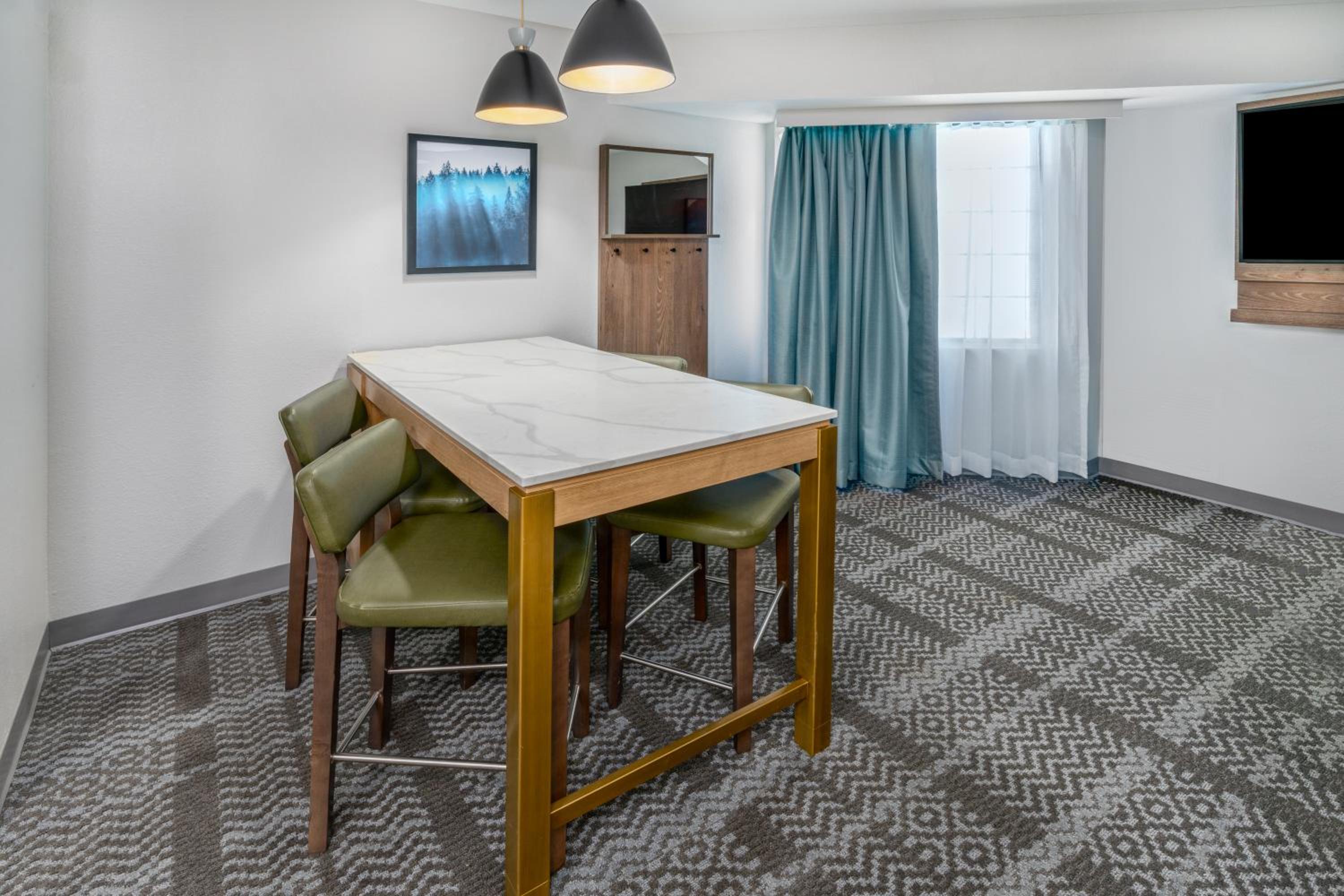 Deluxe Two-Bedroom Suite with Three Queen Beds - Photo 2