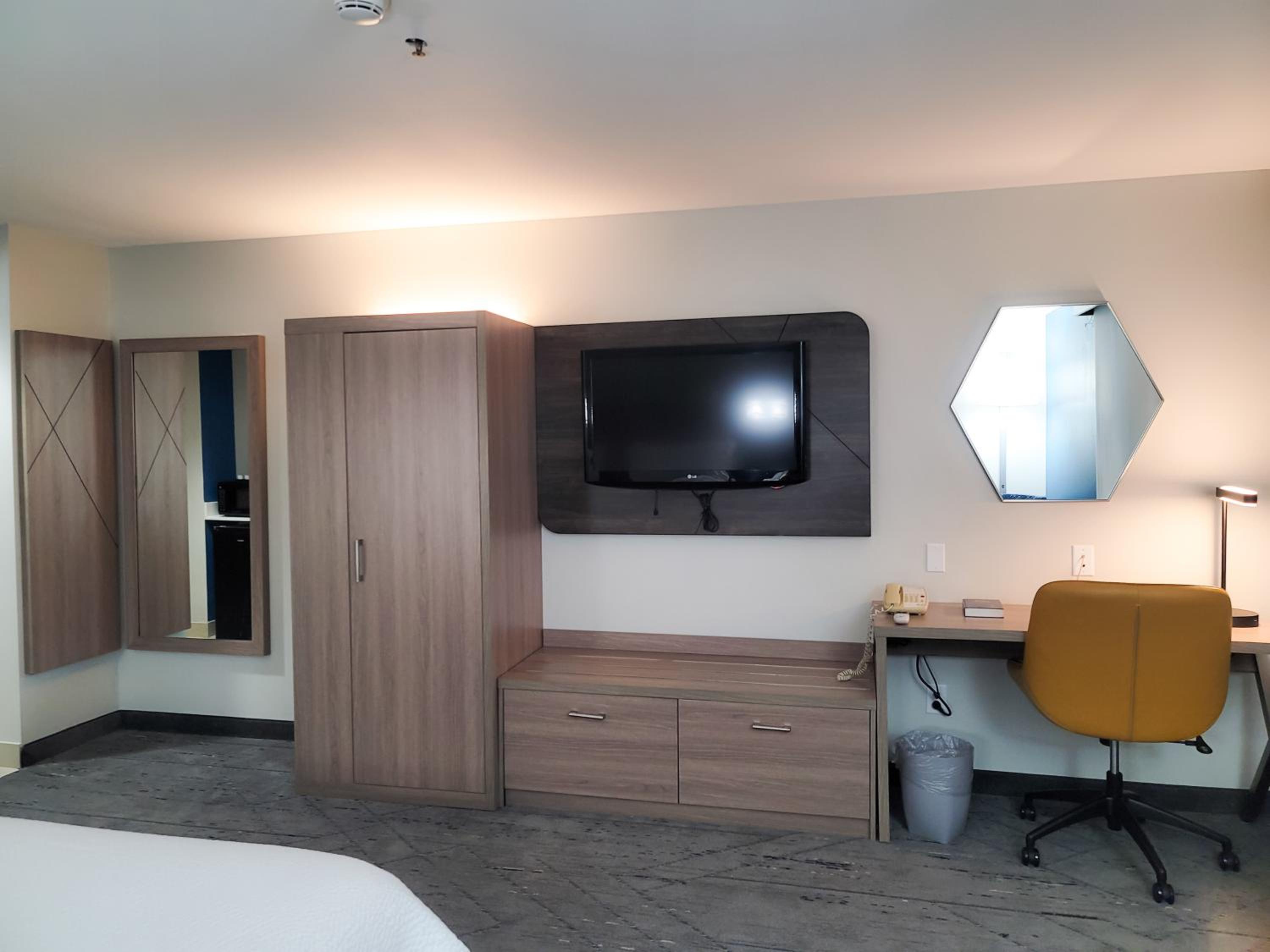 Standard King Room - Photo 6