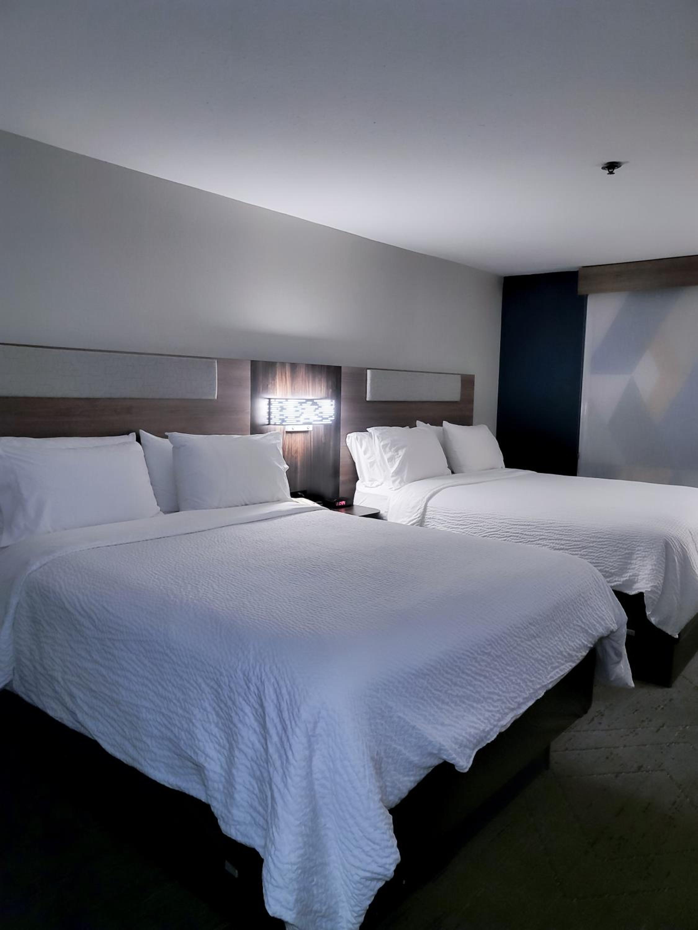 Standard Room with Two Queen Beds - Photo 3
