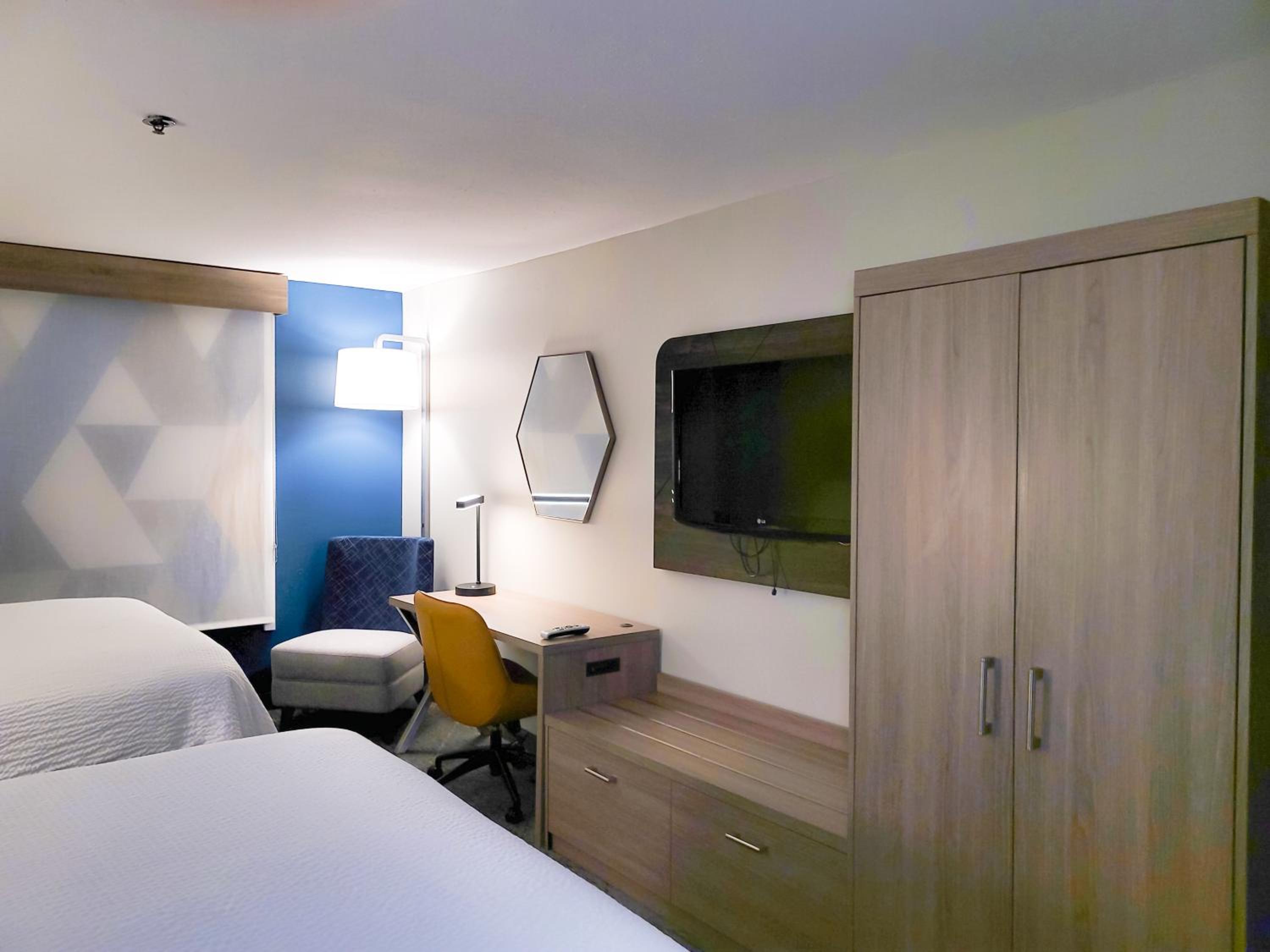 Standard Room with Two Queen Beds - Photo 5