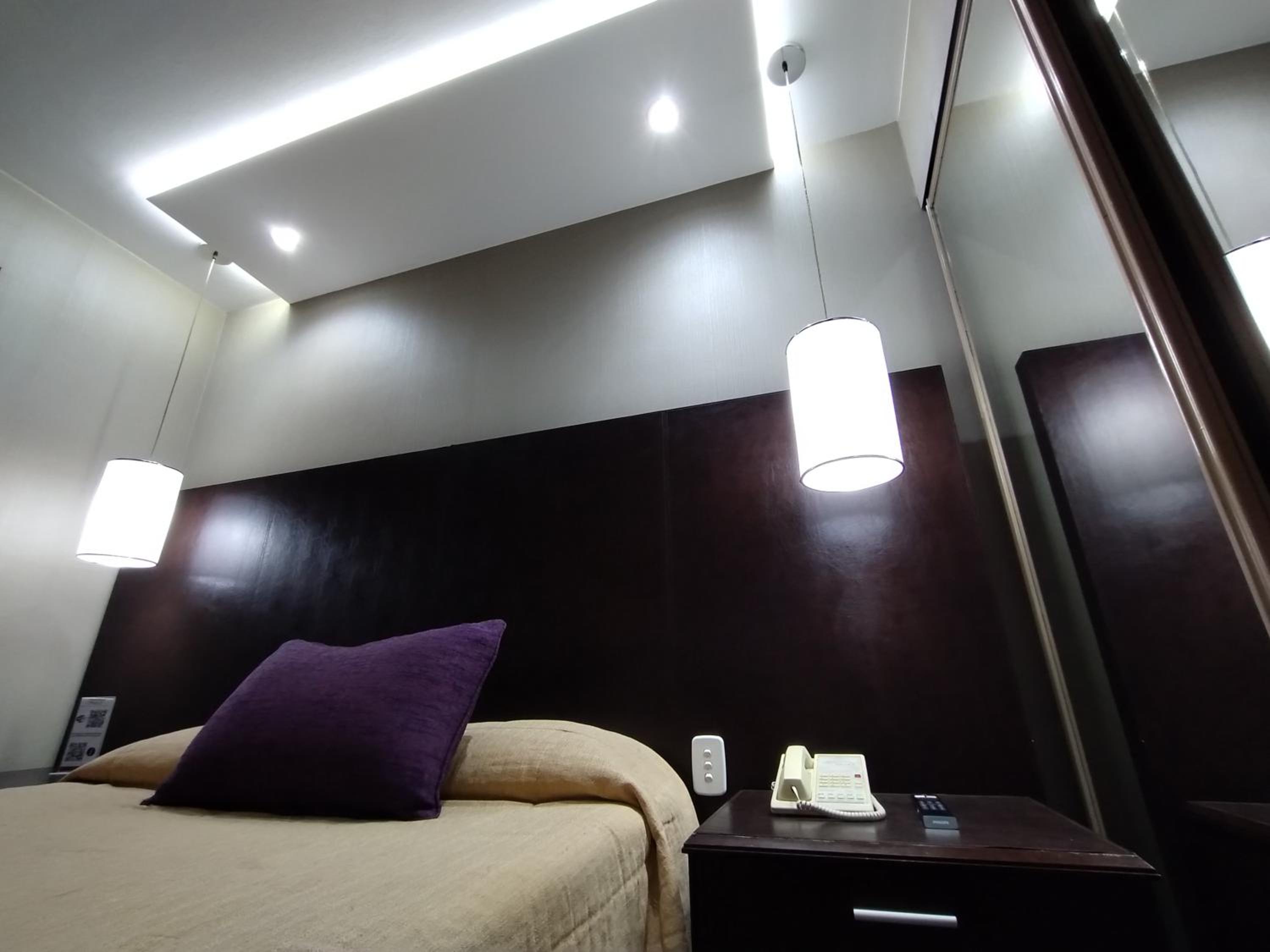 Standard Queen Room thumbnail 6
