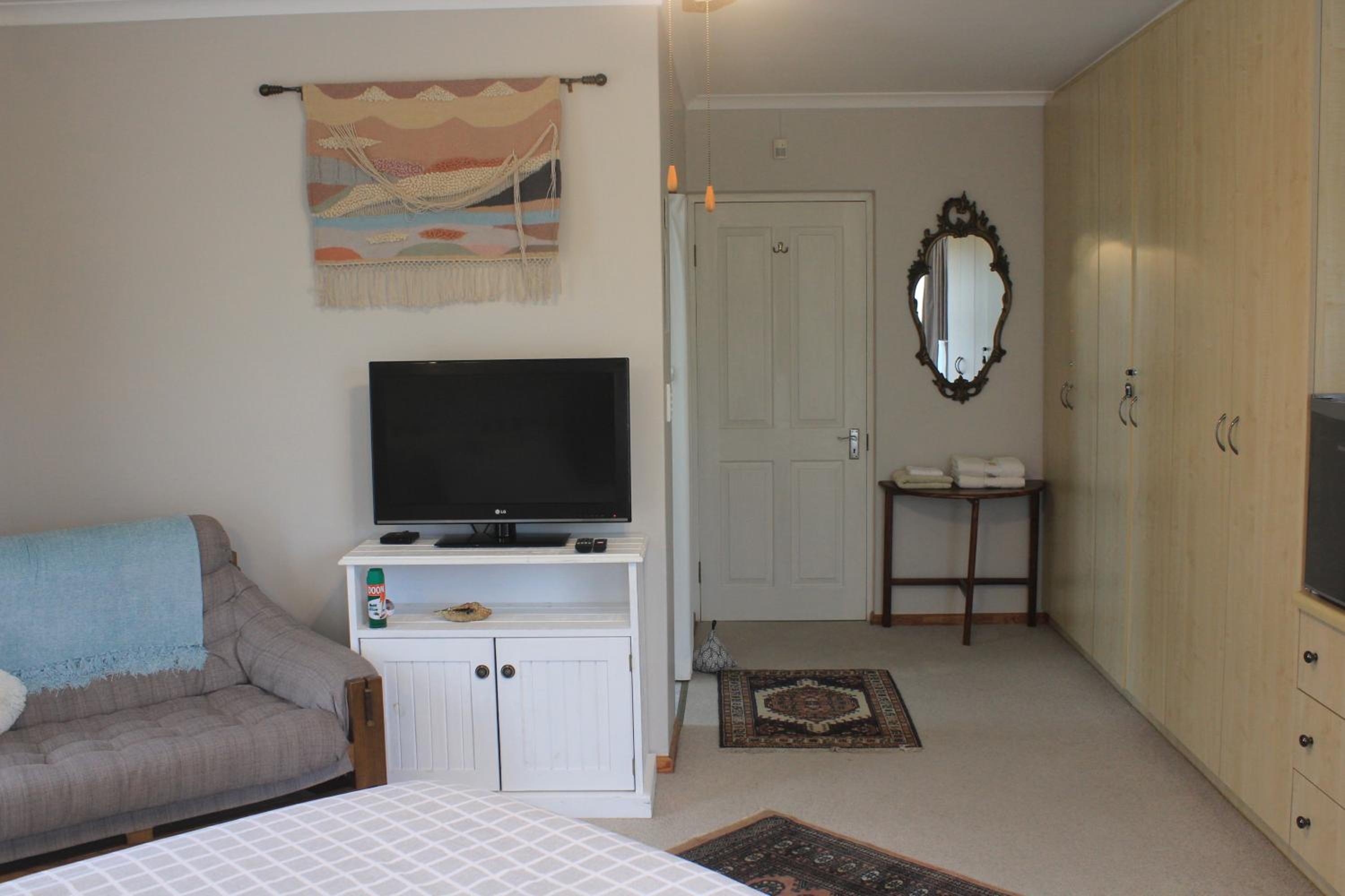 Queen Room with Sea View - Photo 4