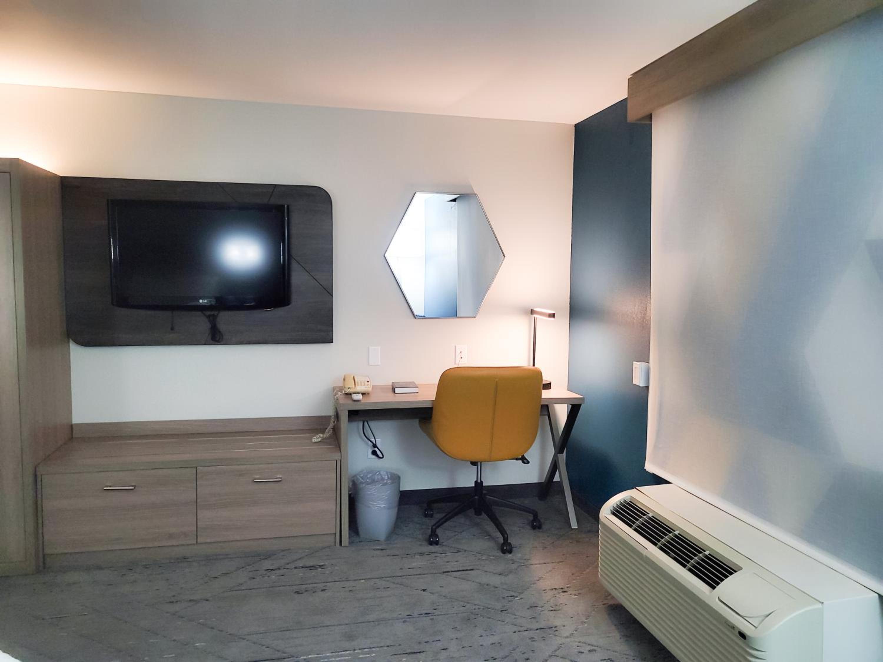 Standard King Room - Accessible - Photo 3