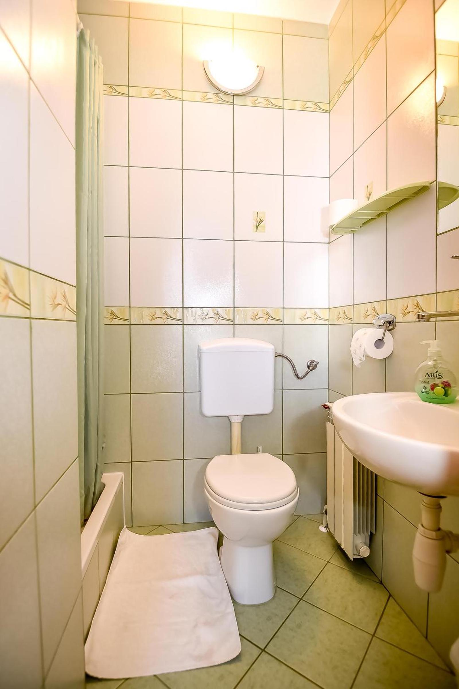 Quadruple Room with Private Bathroom - Photo 39