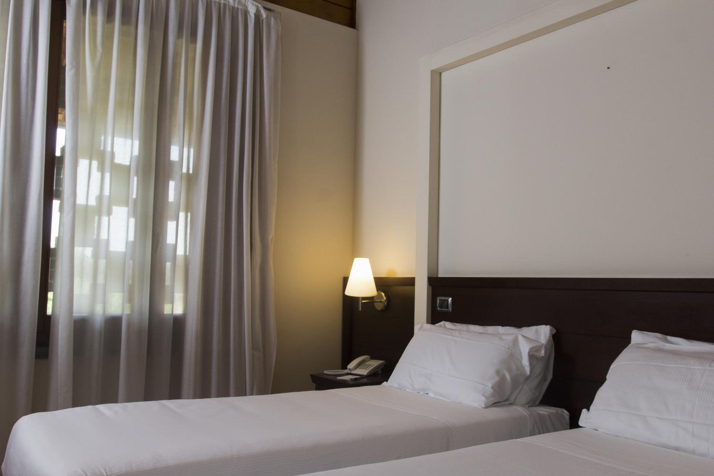 Twin Room - Photo 7