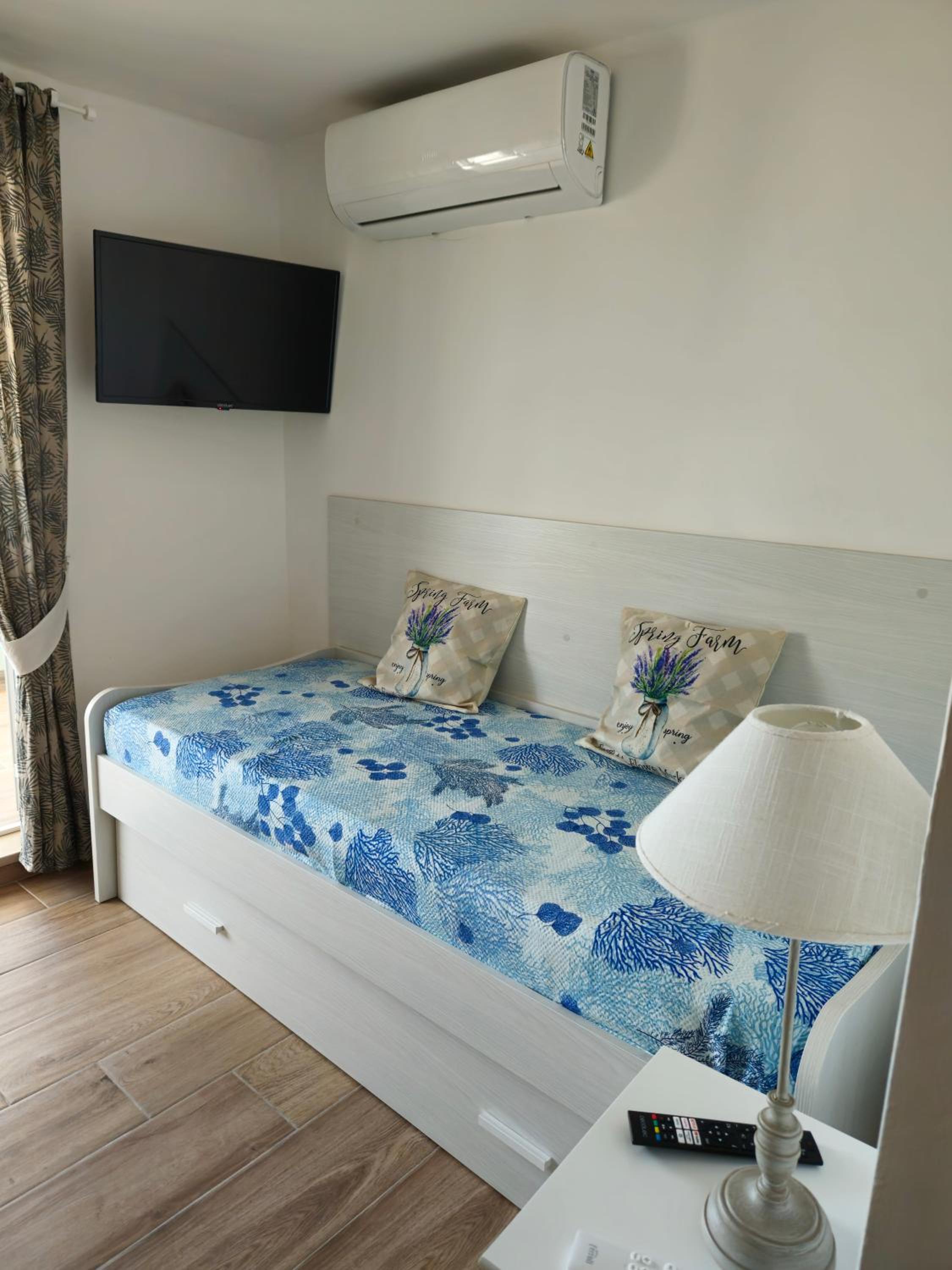 One-Bedroom House photo 1