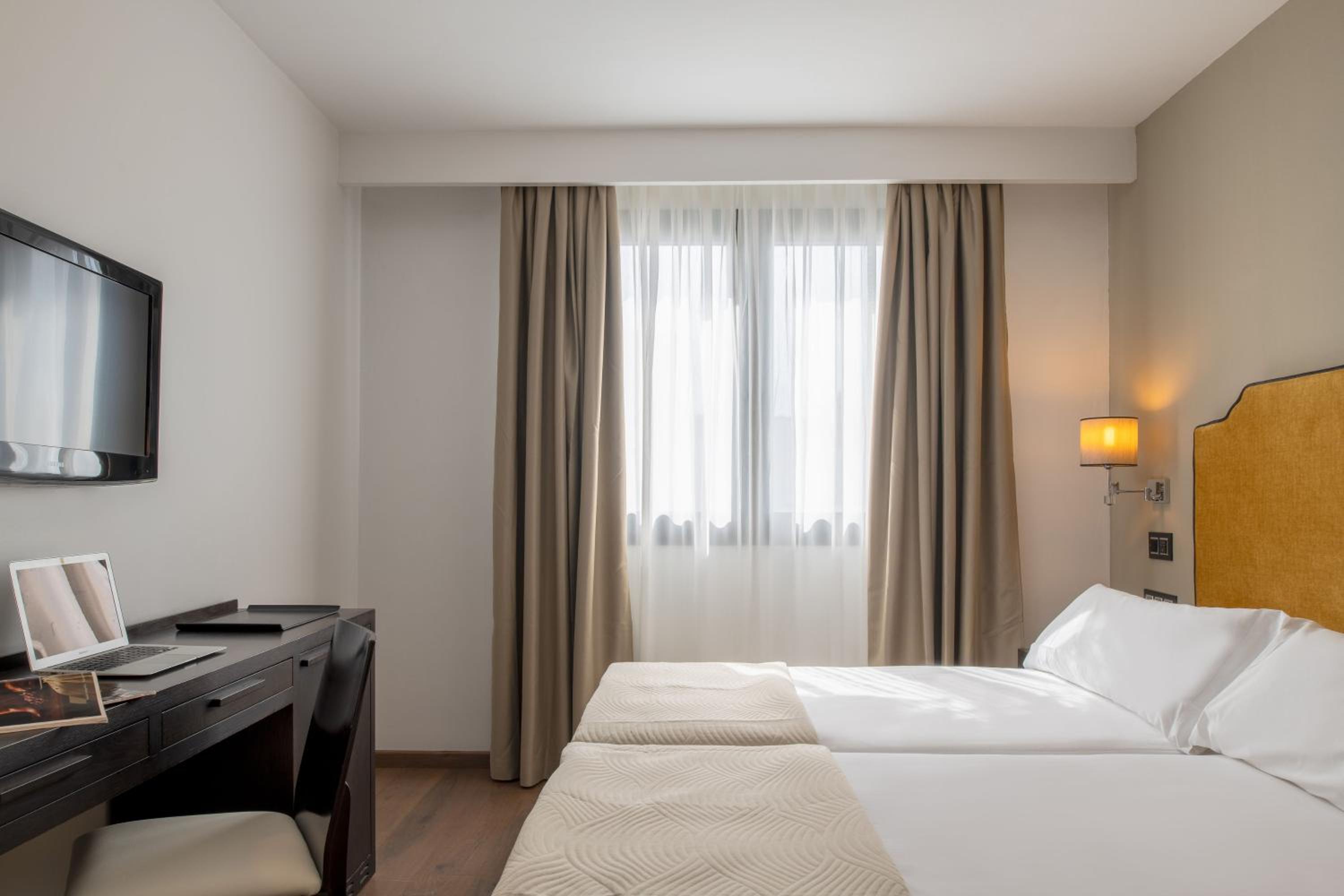 Double or Twin Room - Photo 4