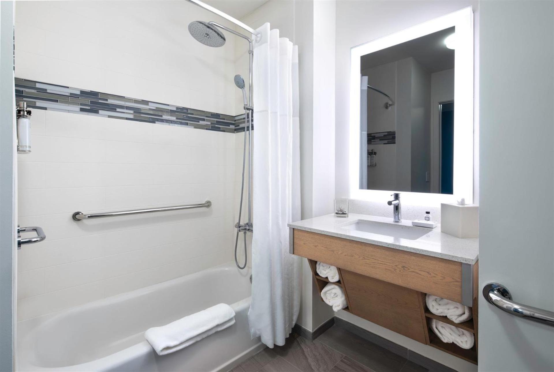 Corner King Suite with City View photo 2
