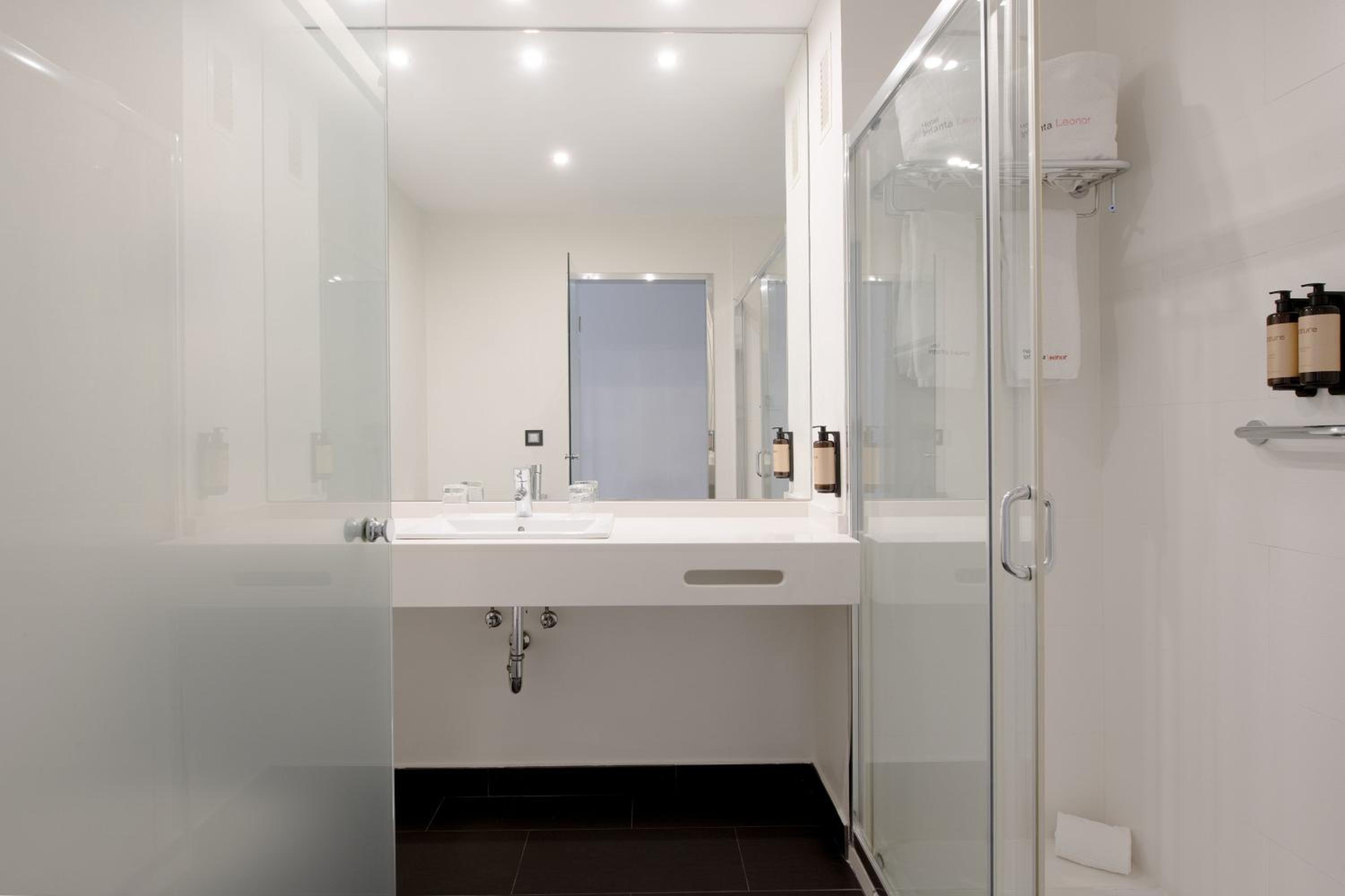 Double or Twin Room - Photo 2